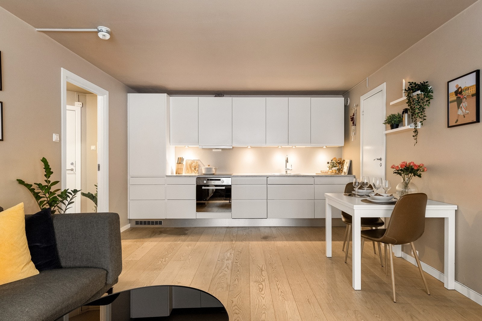 Innredningen har integrerte hvitevarer som induksjonstopp, stekeovn, oppvaskmaskin og kjøl/fryseskap. Galleribilde