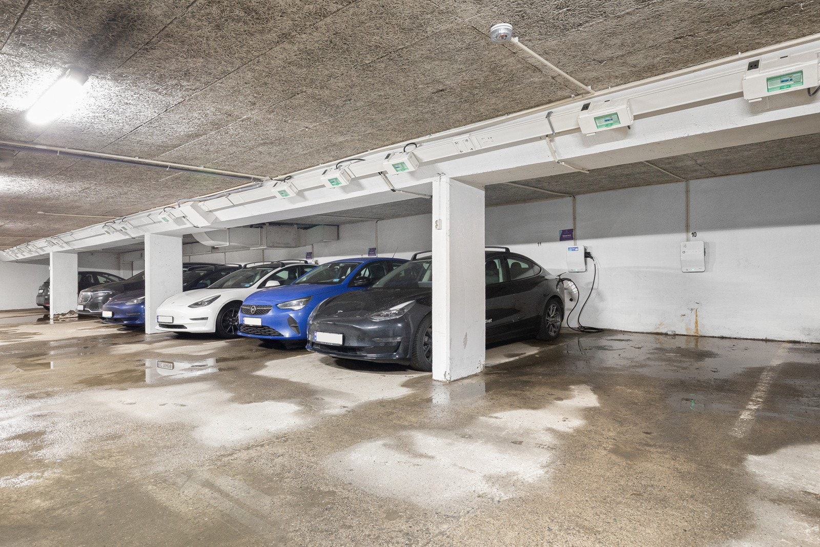 Underliggende garasjeanlegg med mulighet for kjøp eller leie ved ledighet. Galleribilde