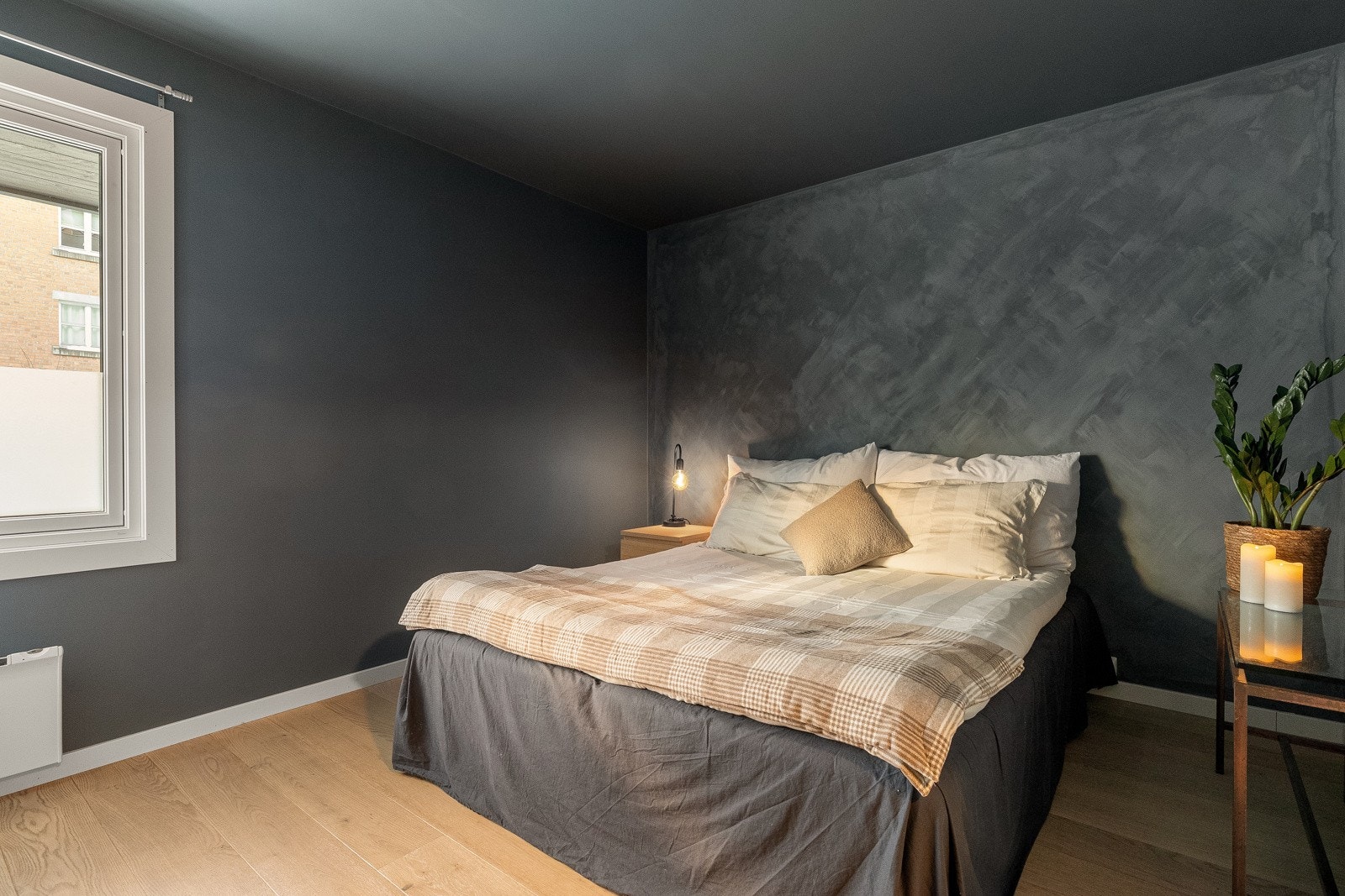 Romslig hovedsoverom med god plass til bred dobbeltseng, nattbord og kontorpult. Galleribilde