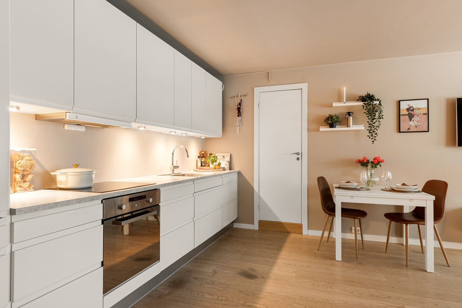 Rommet er malt i pene farger og skaper en lun atmosfære. Galleribilde