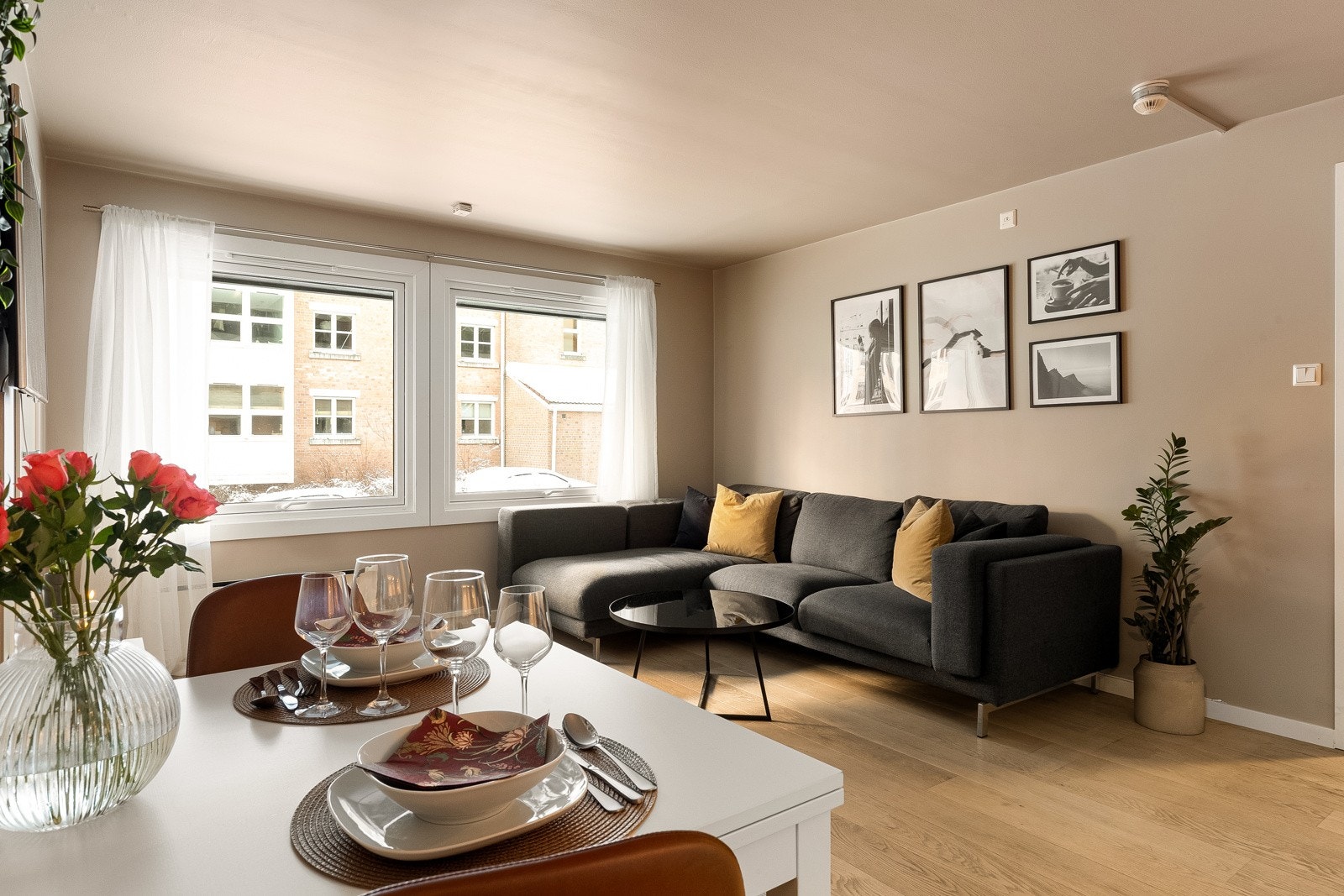 Stuen har åpen kjøkkenløsning levert av HTH fra 2015 med integrerte hvitevarer og gode oppbevaringsmuligheter. Galleribilde