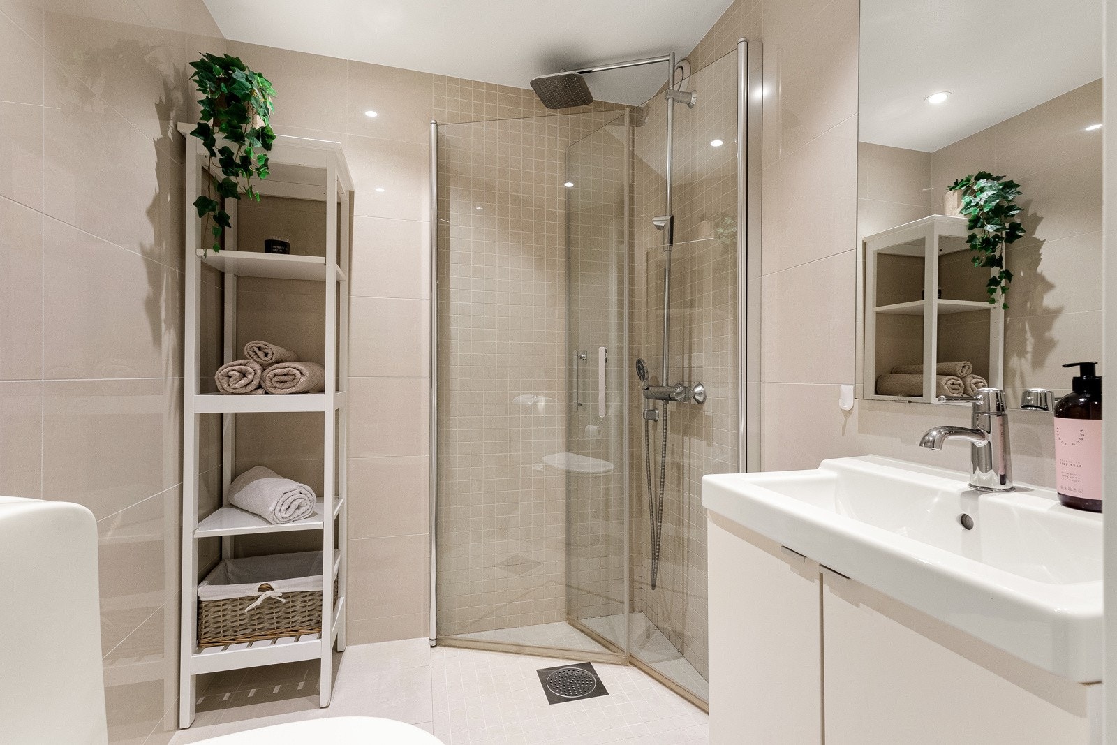 Lekkert baderom oppusset i 2015. Baderommet inneholder dusj med innfellbare dører i herdet glass, regnfall- og håndholdt dusj. Galleribilde