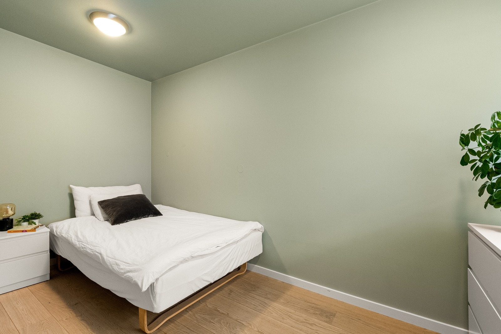 Leilighetens andre soverom er også av god størrelse med god plass til seng, nattbord og garderobeløsning. Galleribilde