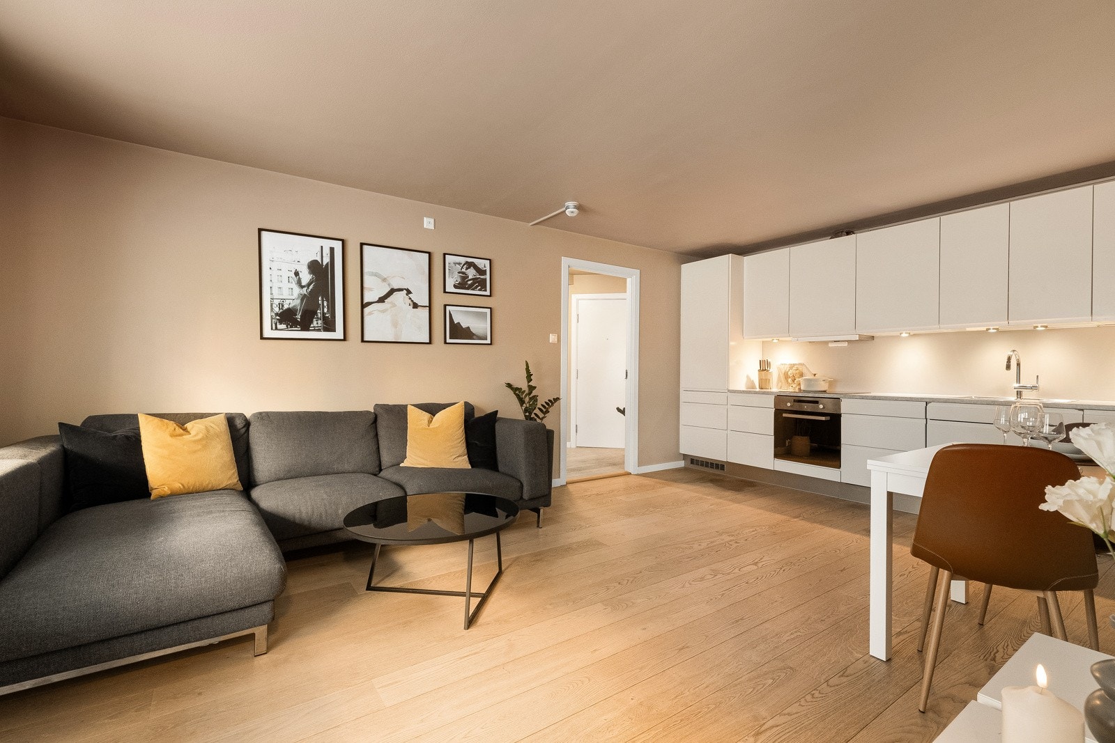 Leiligheten har en luftig stue med plass til sofaseksjon, mediemøblement og spisestue. Galleribilde