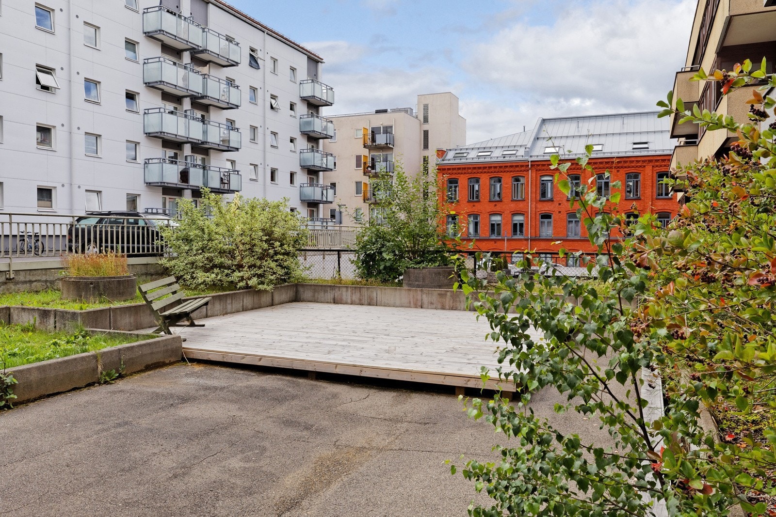 Sommerbilde av gårdsrom Galleribilde