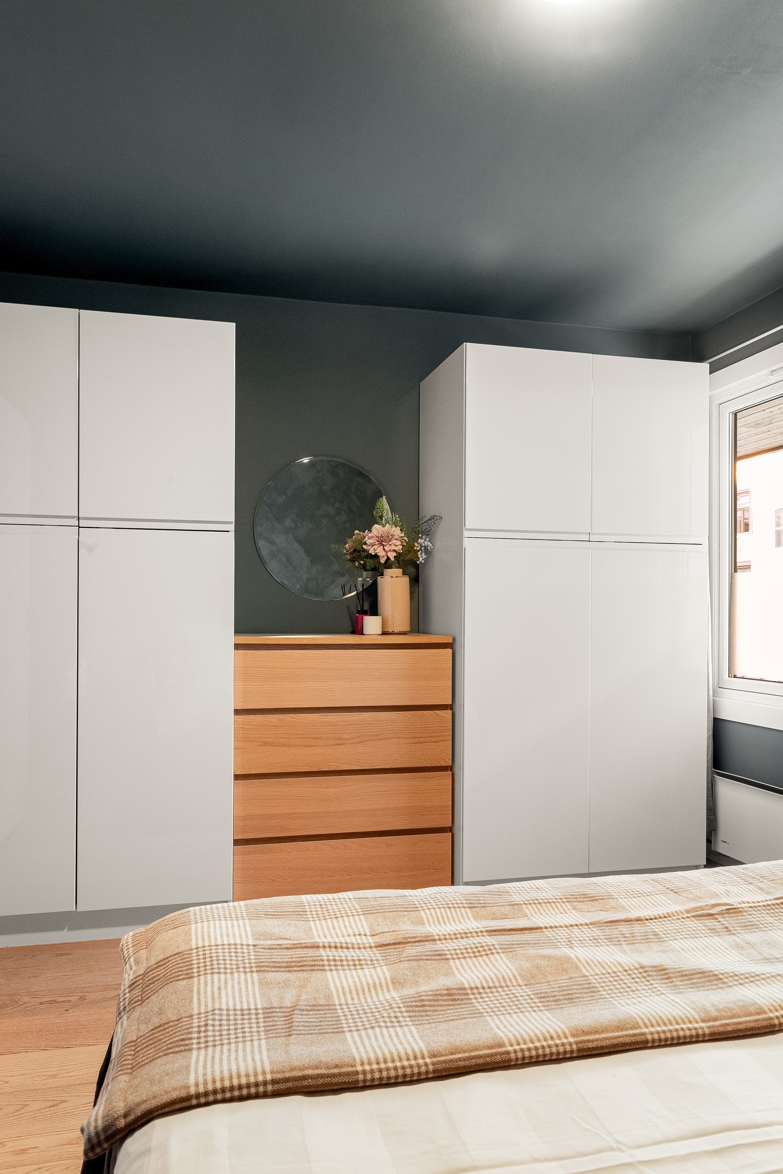 Videre er det god plass til stor garderobeløsning og ytterligere oppbevaringsmøblement. Galleribilde