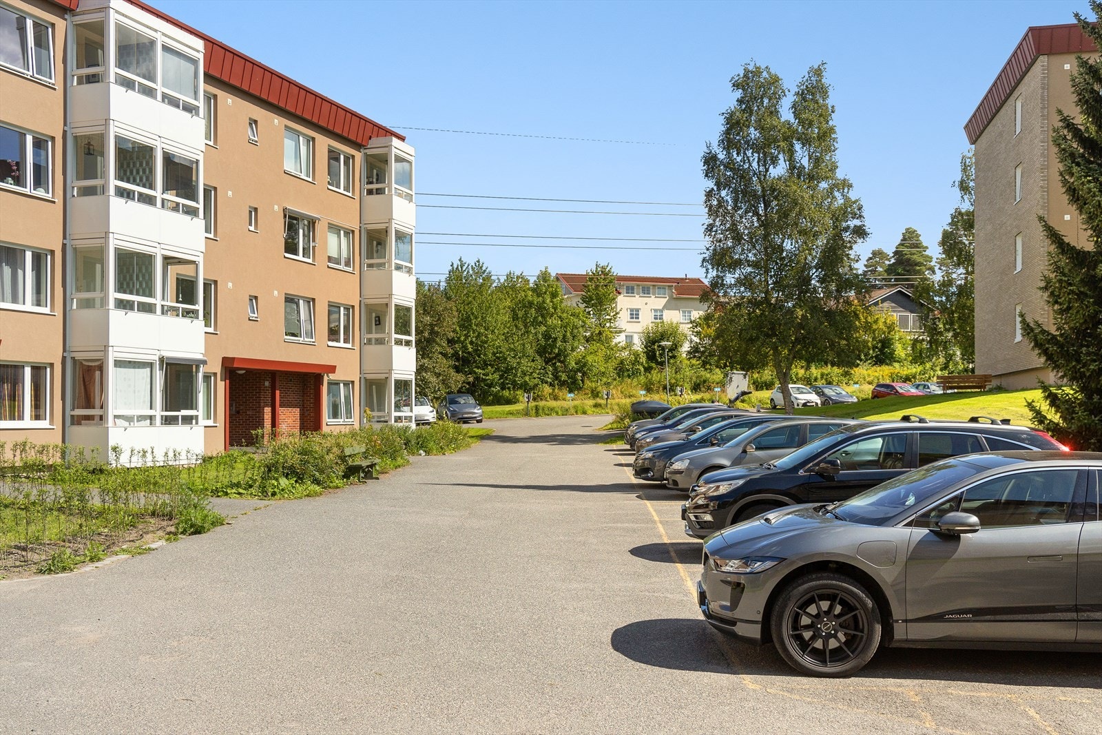 Mulighet for garasjeplass/parkeringsplass som fordeles etter ventelister. Man kan velge biloppstillingsplass med eller uten lader, eller garasje i borettslaget. Galleribilde