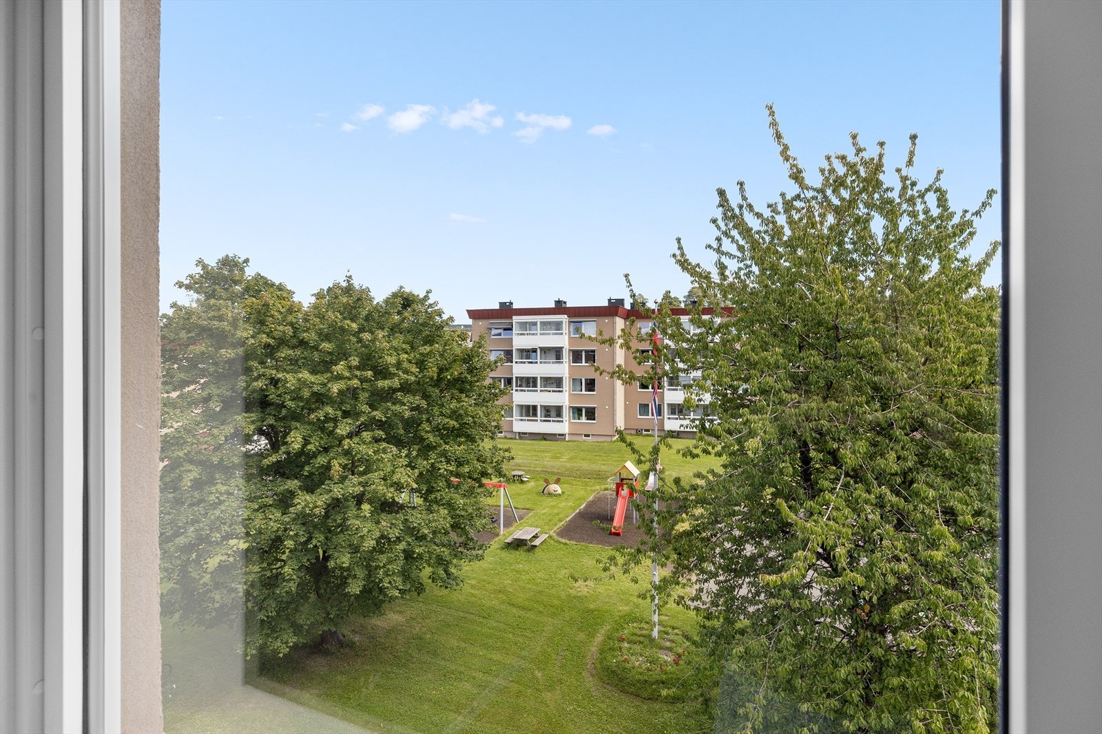 Herfra er det hyggelig utsyn mot borettslagets grønne fellesarealer. Galleribilde