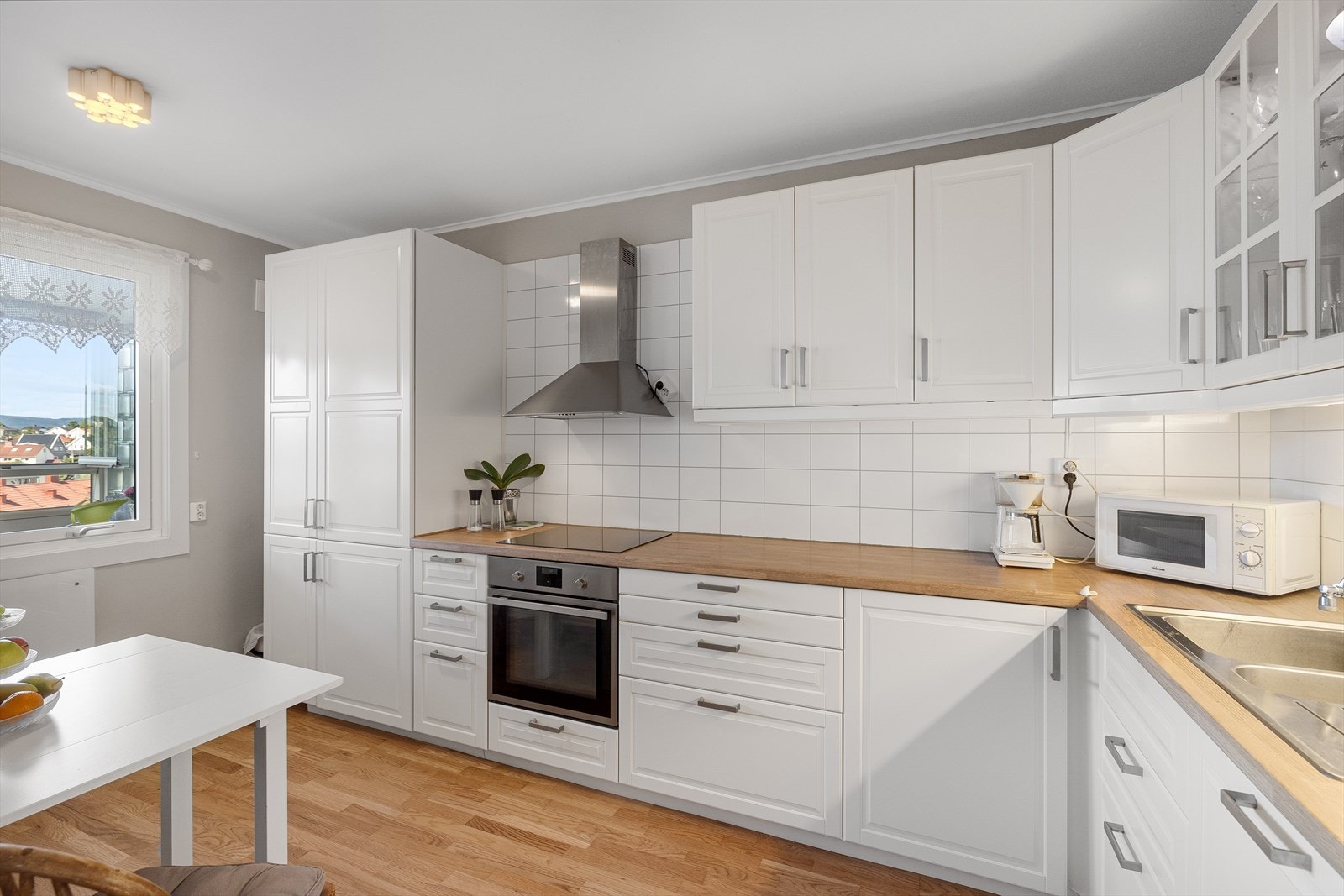 Lys under overskap og i overskap med glassdører. Galleribilde