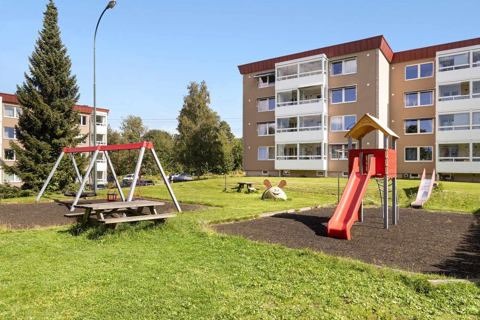 Her har du mulighet til å bo i et hyggelig og godt etablert borettslag med sittegrupper og lekeapparat på fellesareal. Galleribilde