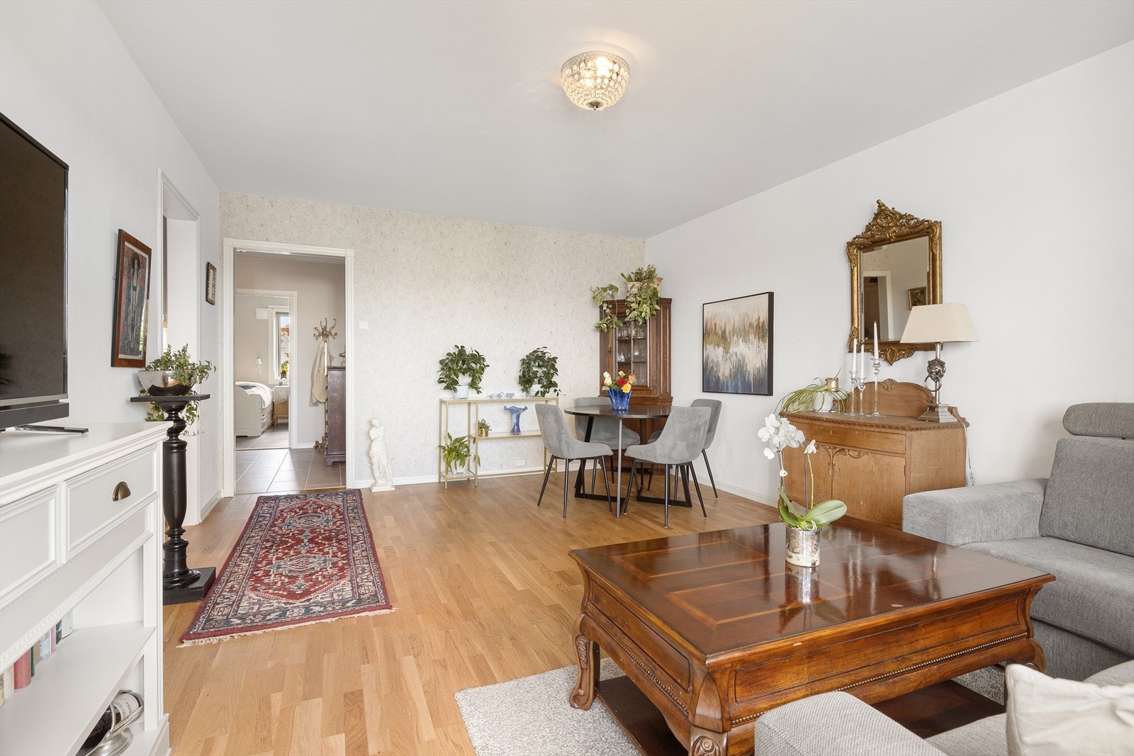 I stuen er det god plass til hyggelig sofakrok, ønsket medie- og oppbevaringsmøblement, samt et spisebord. Galleribilde