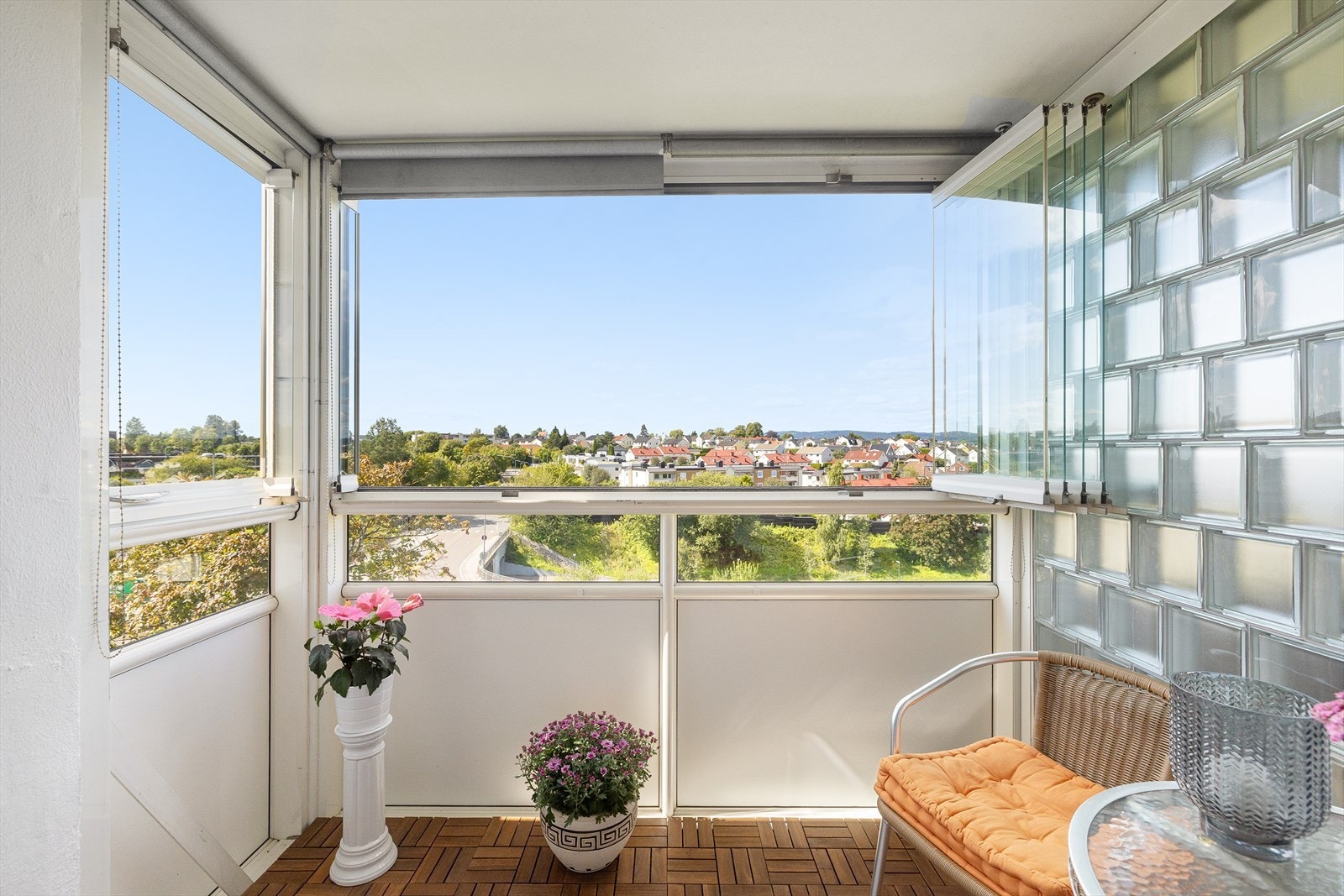 Fra stuen er det utgang til leilighetens balkong på ca. 7 m². Galleribilde