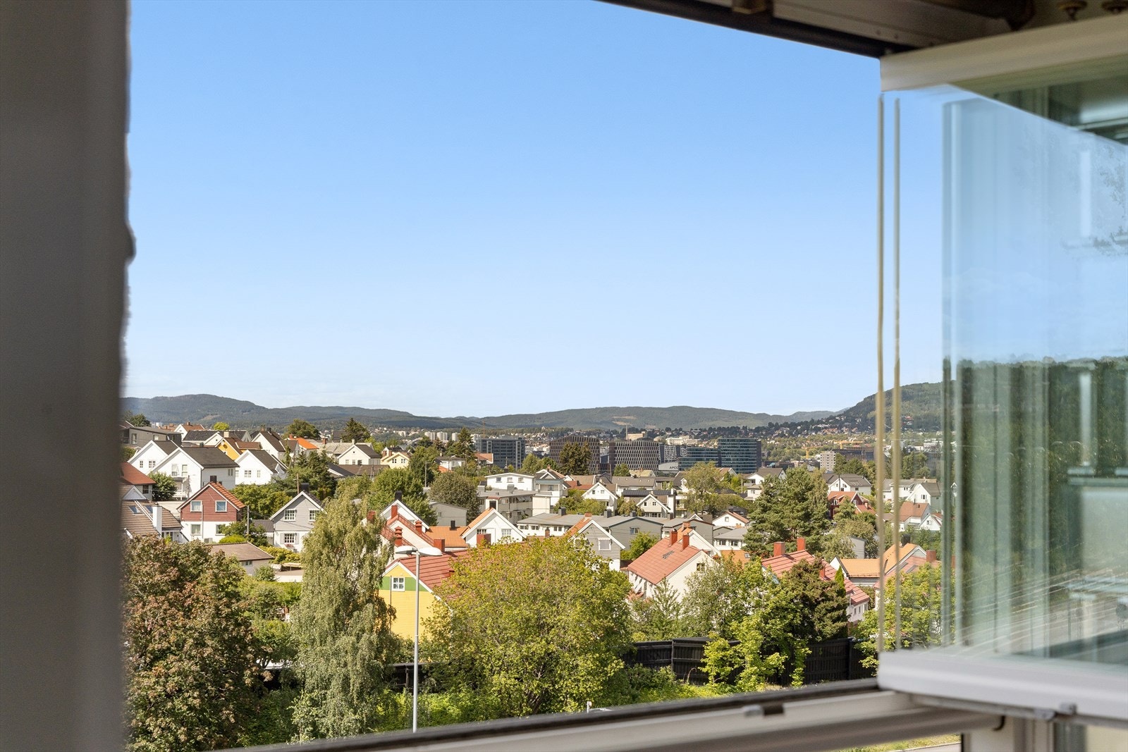 Balkongen vender mot sør og har gode solforhold. Galleribilde