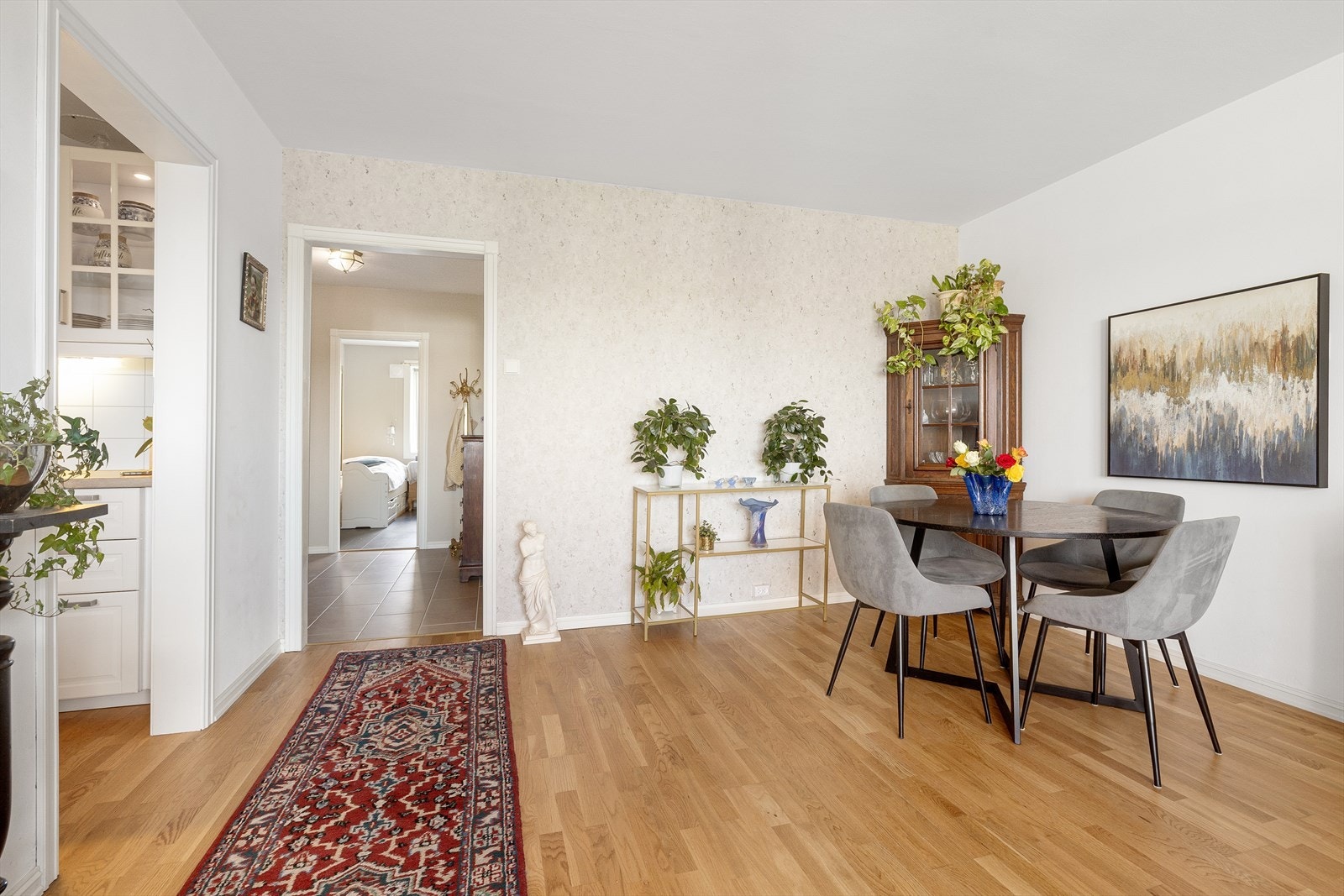 Leiligheten byr på god standard med et pent parkettgulv og malte, tapetserte veggflater. Galleribilde