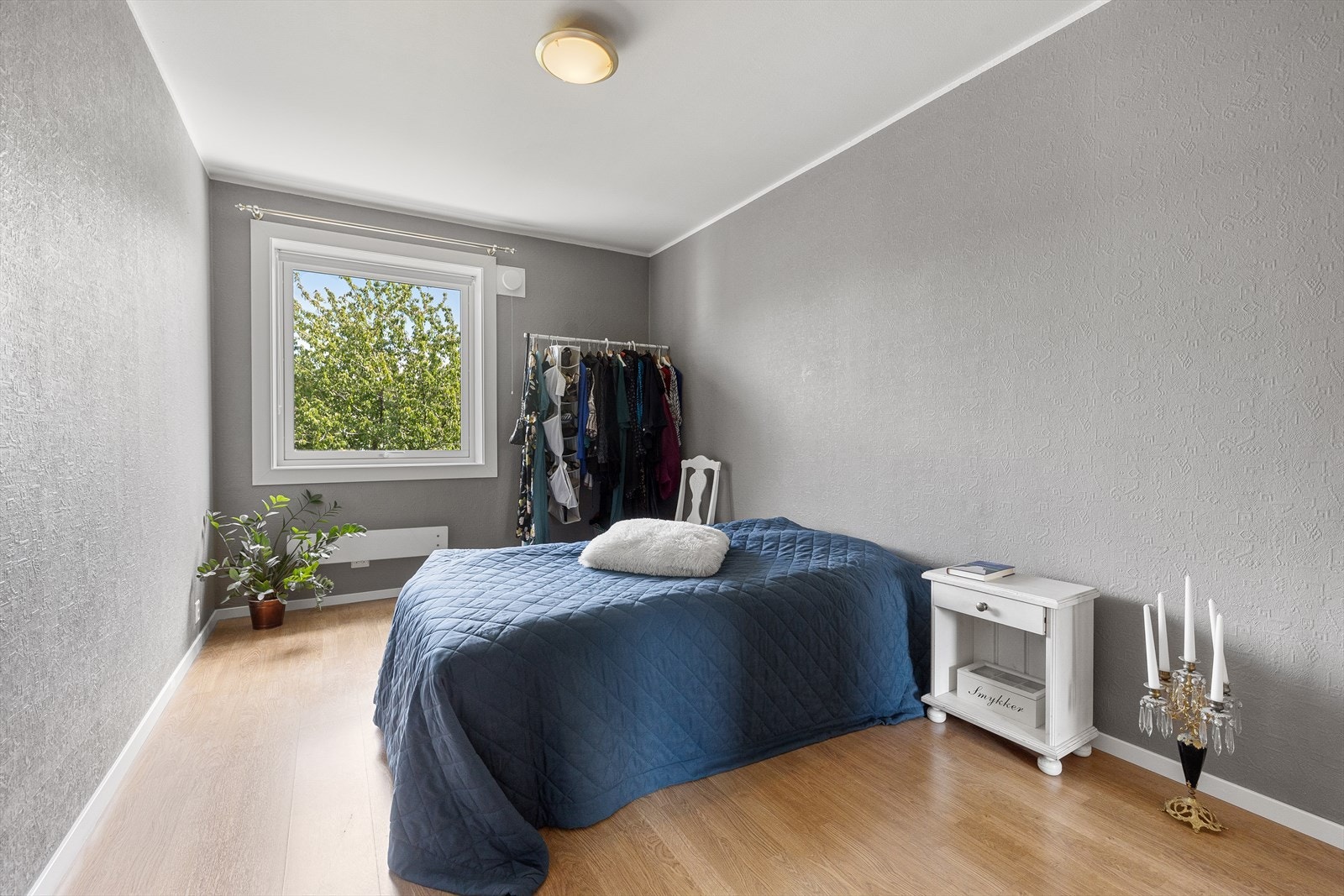 Det største soverommet har god plass til dobbeltseng med tilhørende møblement. Galleribilde