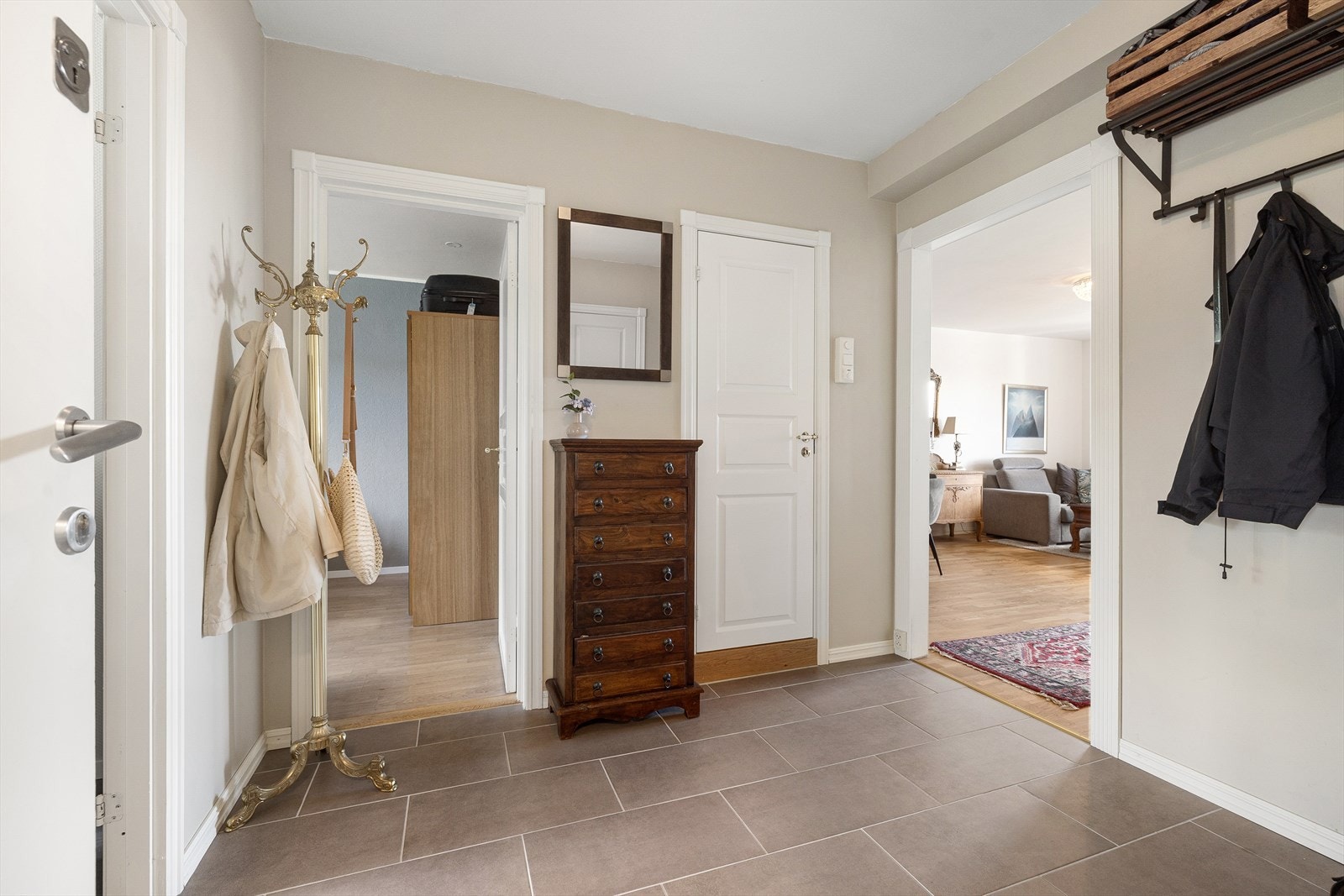 Det er god plass til å henge fra seg yttertøy og sette fra seg sko, det er også godt med oppbevaringsplass i de plassbygde skapene. Galleribilde