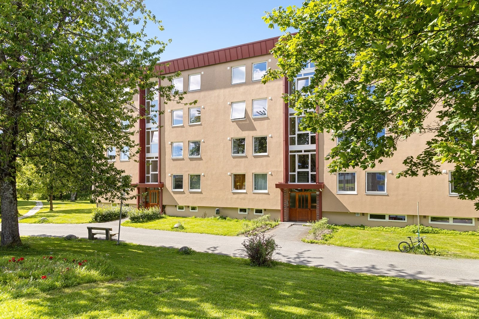 Kort gangavstand til utallige tur- og rekreasjonsmuligheter i marka, både sommer som vinter. Galleribilde