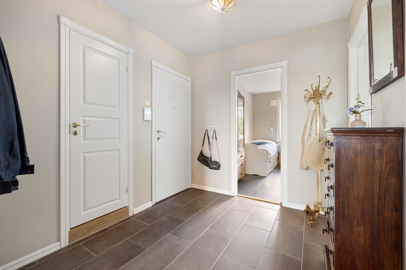 Her blir du møtt av en innbydende entré med praktiske fliser på gulv og lysmalte overflater. Galleribilde