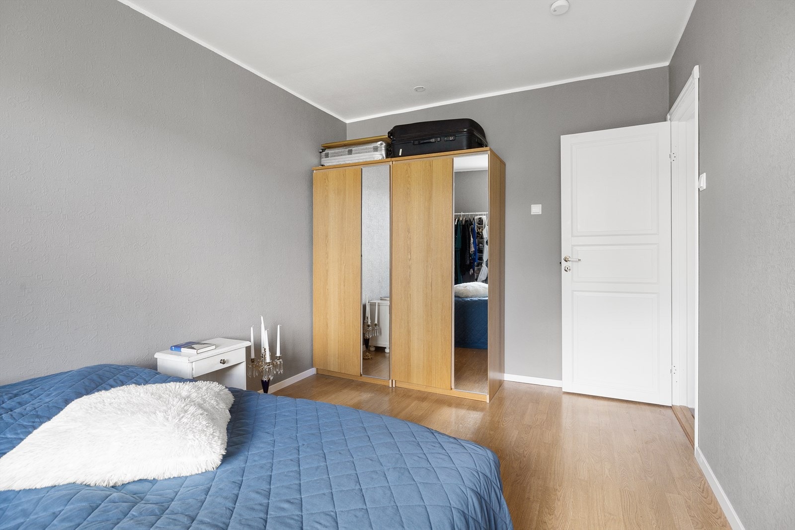 Rommet er innredet med praktisk garderobeløsning som medfølger i salget. Galleribilde