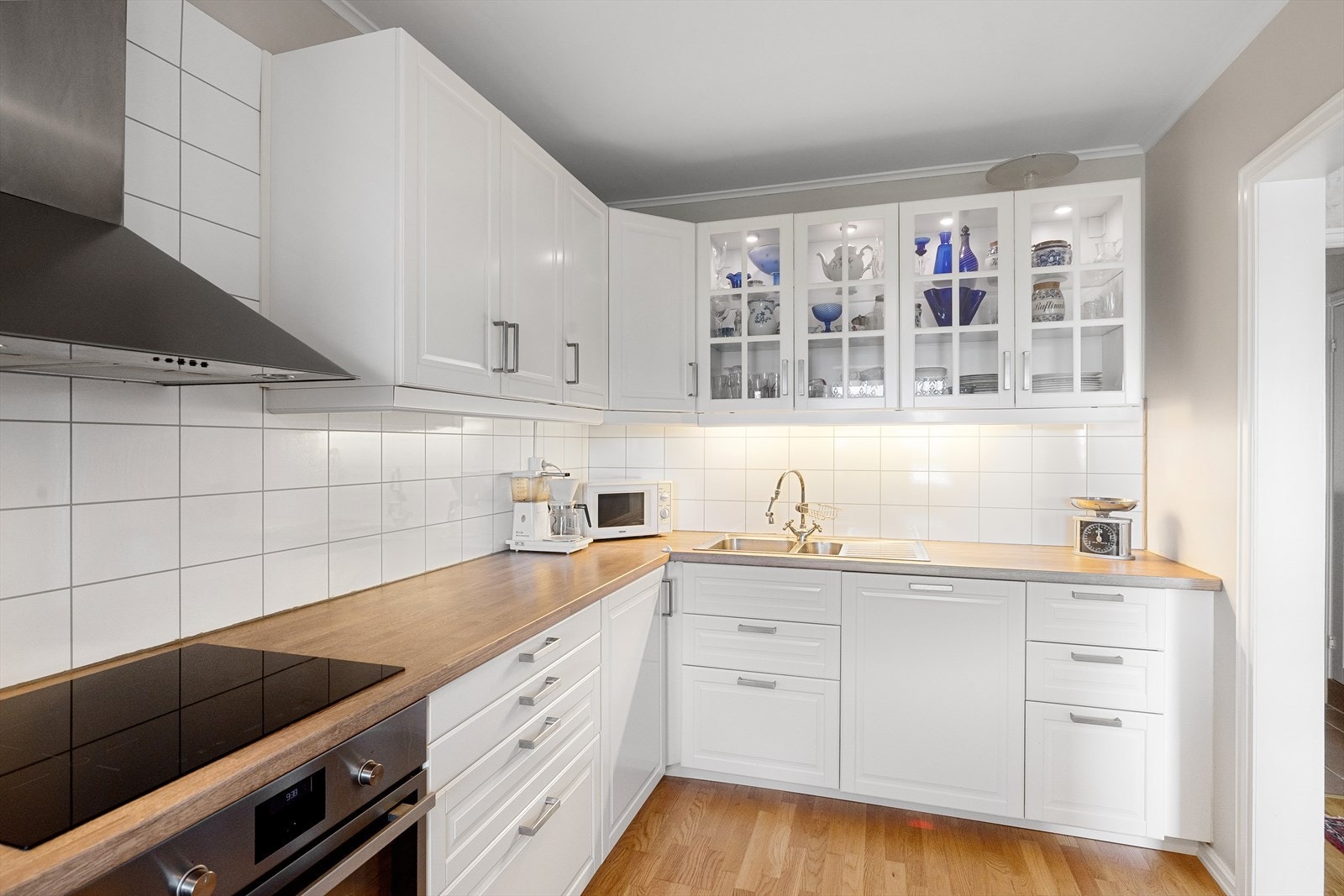 Stekeovn, induksjonstopp, kjøl/frys og oppvaskmaskin er integrert i innredningen. De integrerte hvitevarene på kjøkkenet medfølger. Galleribilde