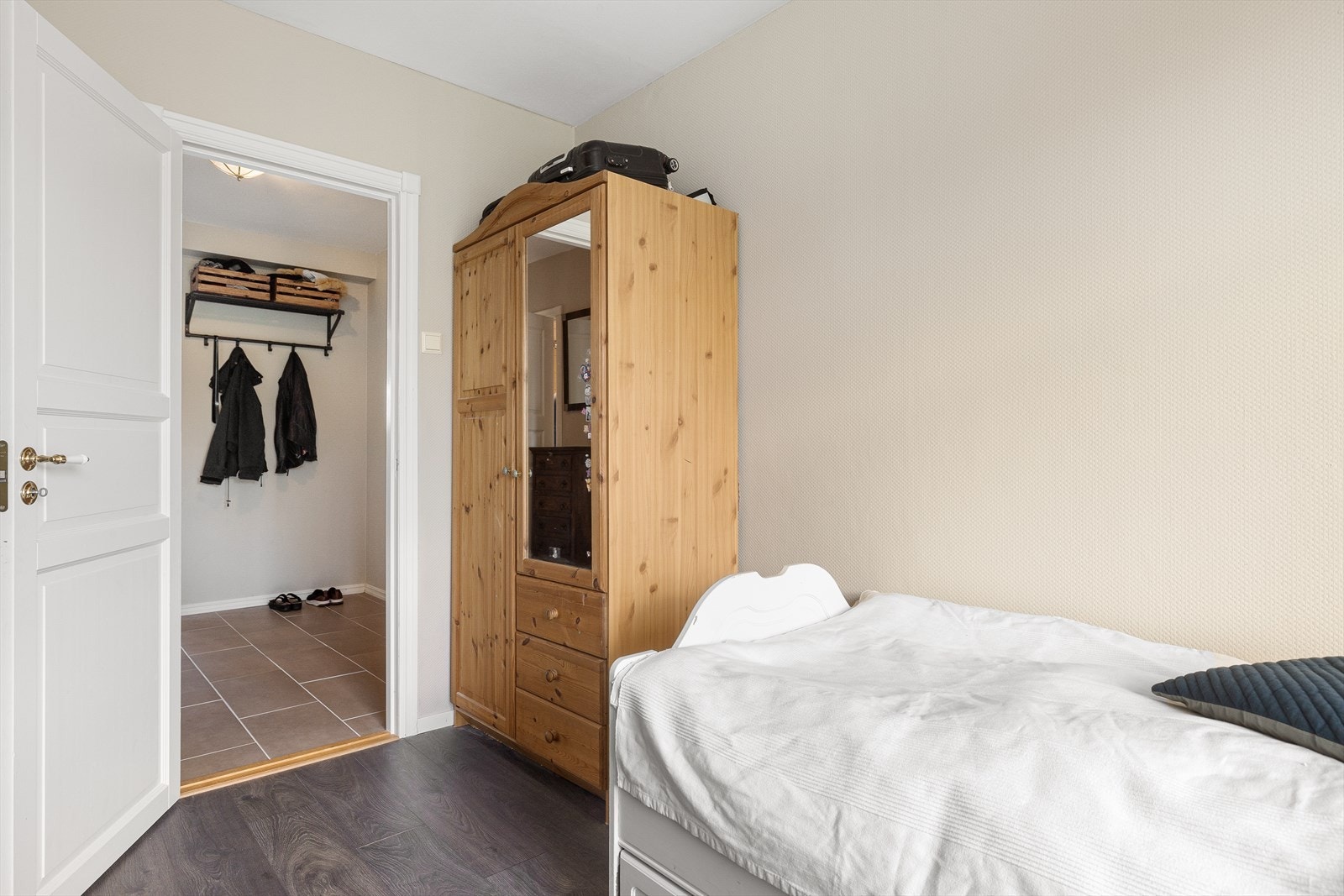 Garderobeskap som medfølger i salget. Galleribilde