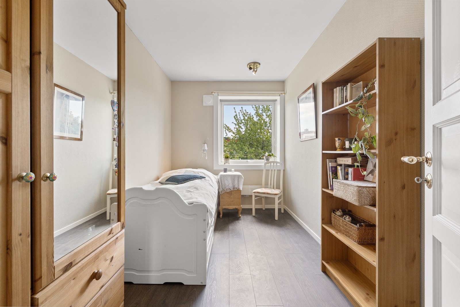 Soverom 2 er også romslig og har god plass til seng med tilhørende nattbord. Galleribilde