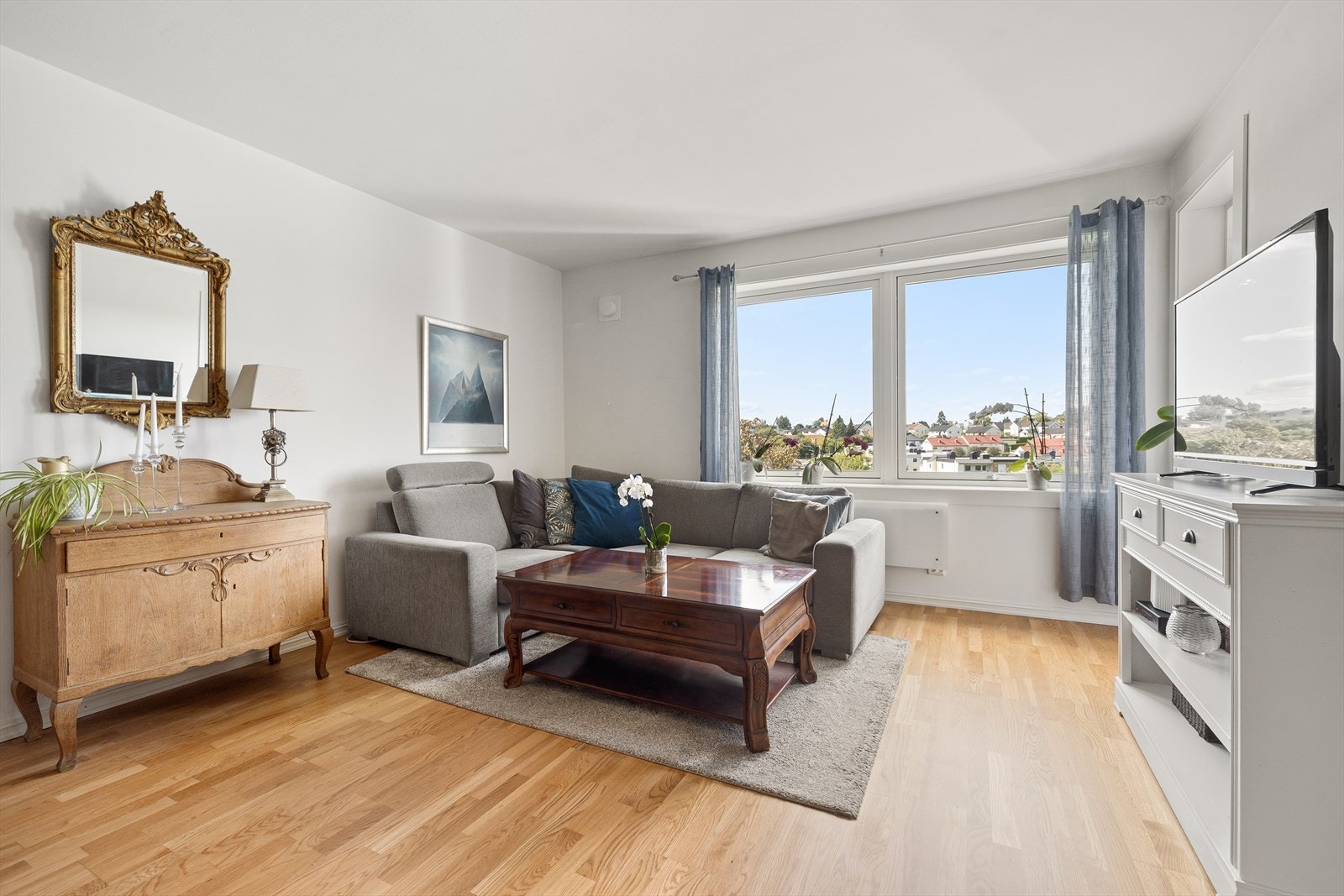 God takhøyde på 2,53 meter og de store vindusflatene fra flere sider sørger for godt med naturlig lys. Galleribilde