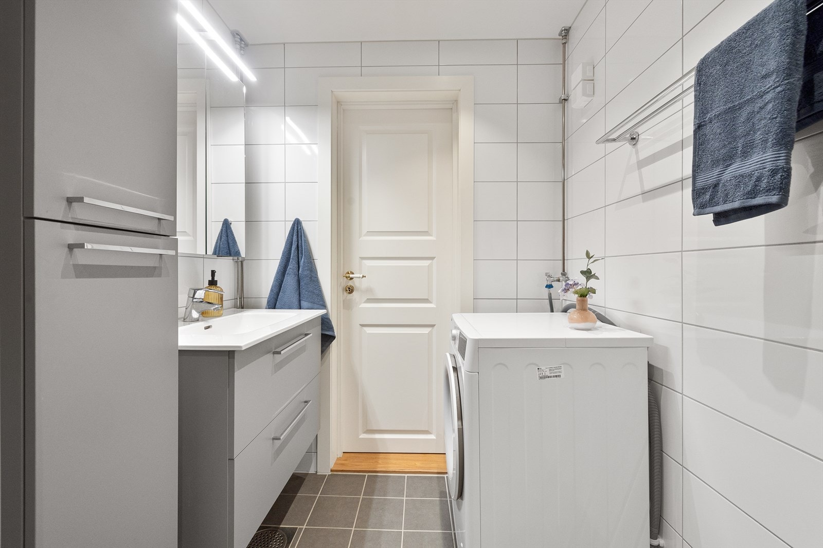 Lyst, flislagt bad fra 2022 med varmekabler i gulvet. Galleribilde