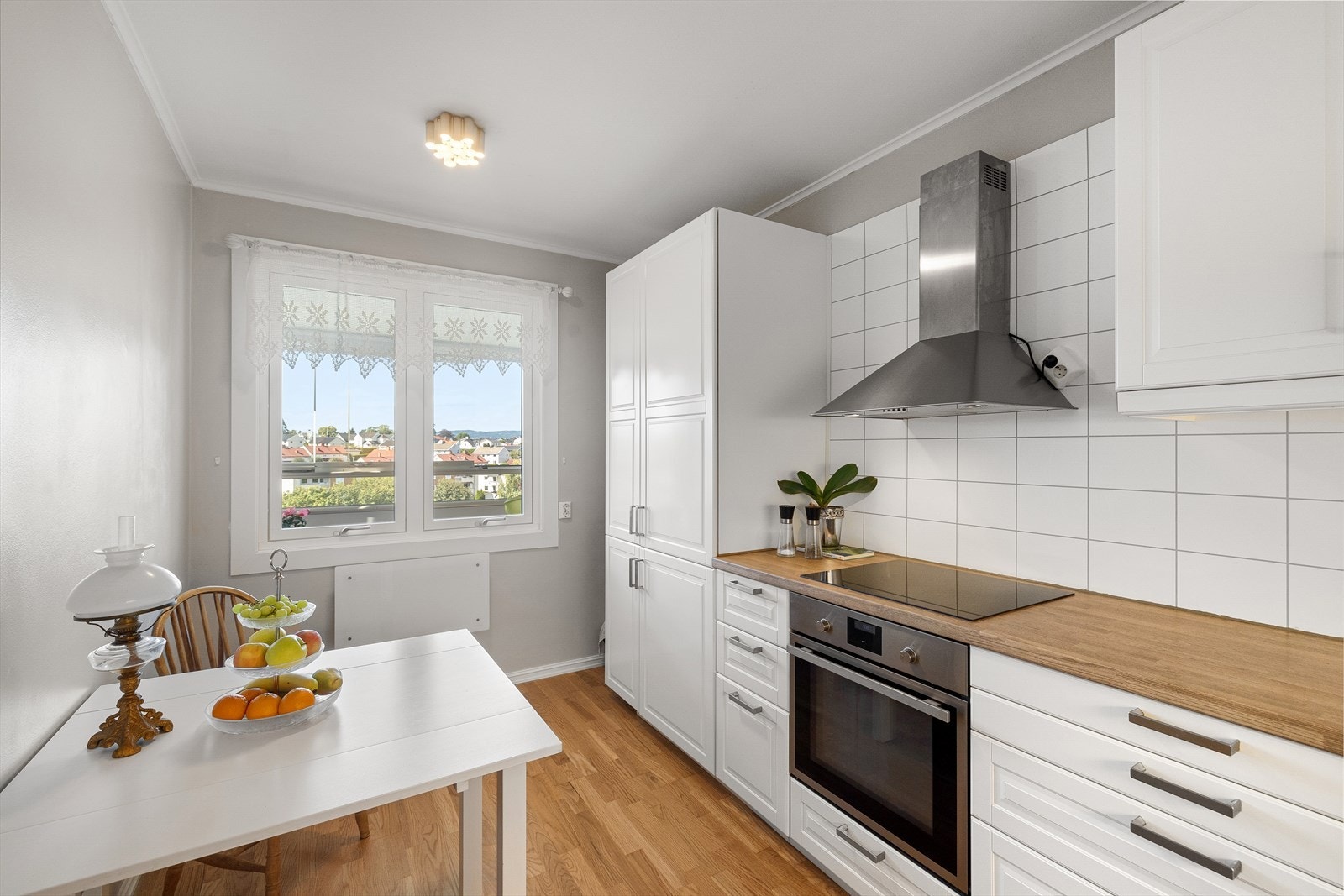 Leilighetens kjøkken ligger i separat rom og byr på godt med skap- og benkeplass. Galleribilde