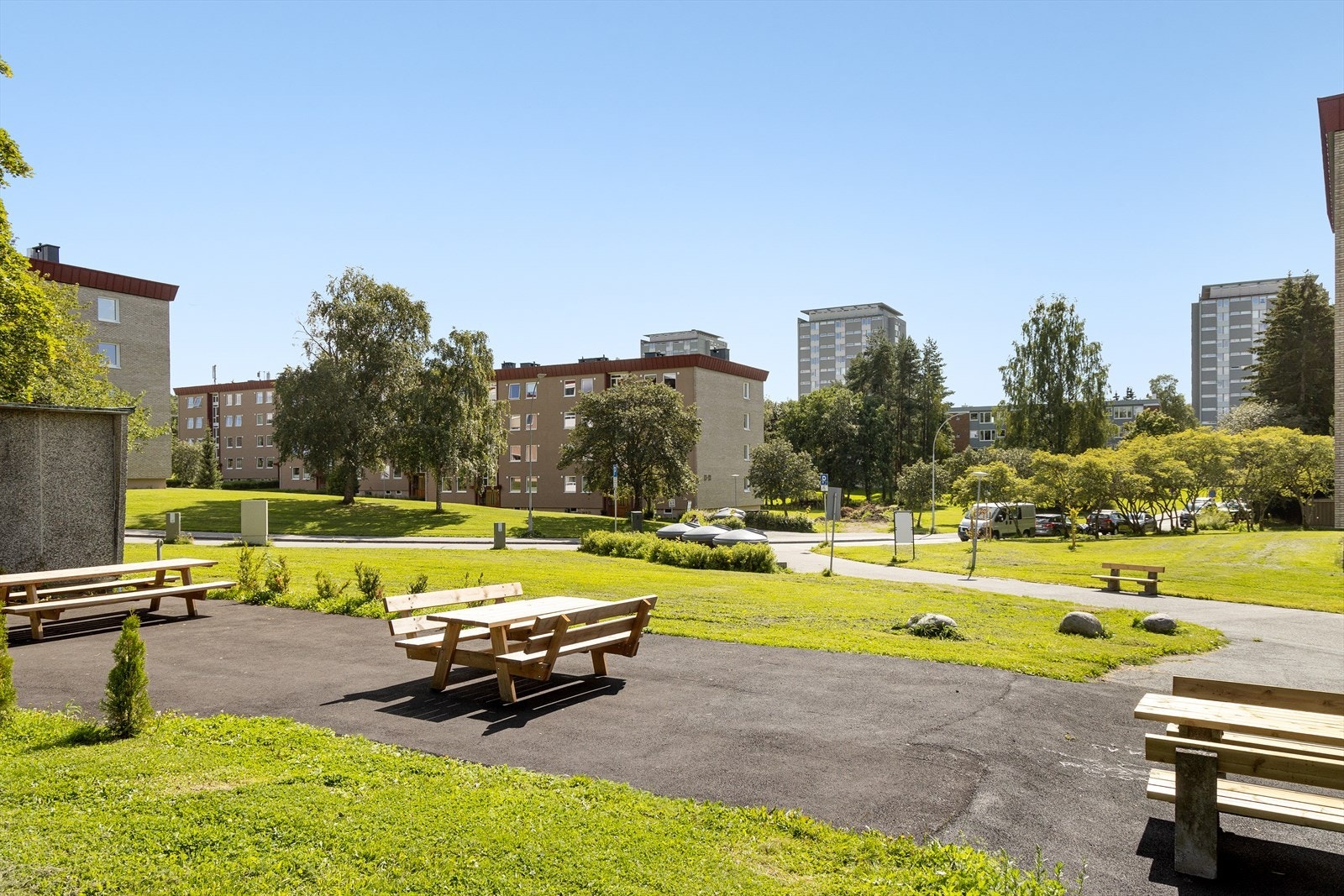 Fellesarealet er naturlig kupert og opparbeidet med plen, busker, blomsterbed og variert beplantning. Galleribilde