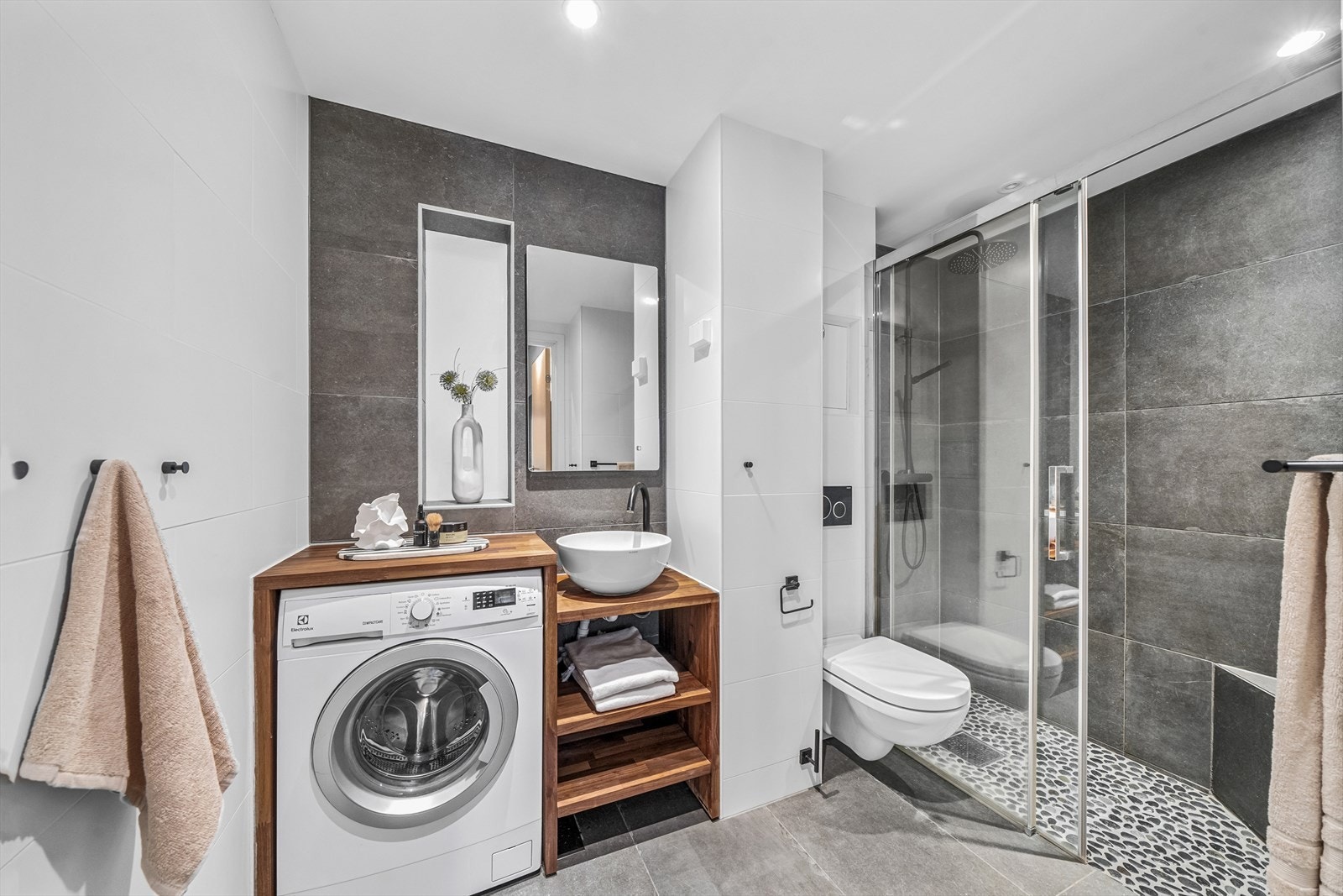 Pent og delikat flislagt bad fra 2018. I dusjen er det lagt naturstein. Galleribilde