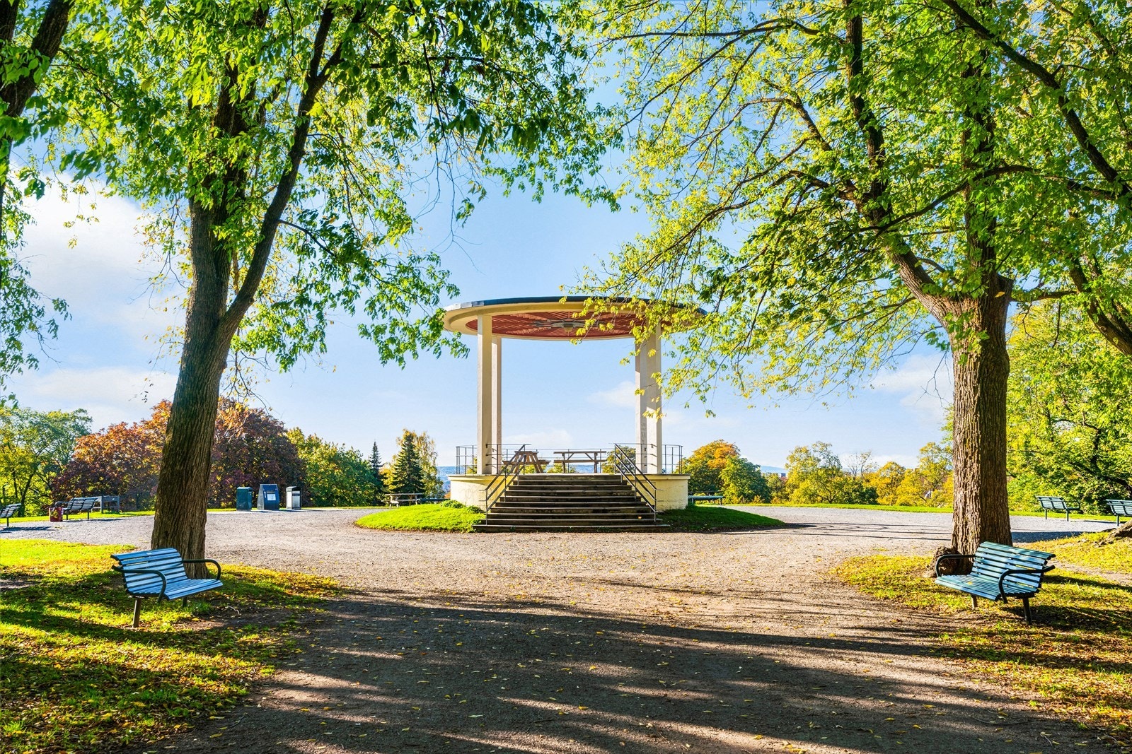 Torshovparken og Myraløkka er populære parker kun et par minutters gange unna som brukes til bl.a. grilling, sommerleker, soling, piknik, aking om vinteren m.m. Galleribilde