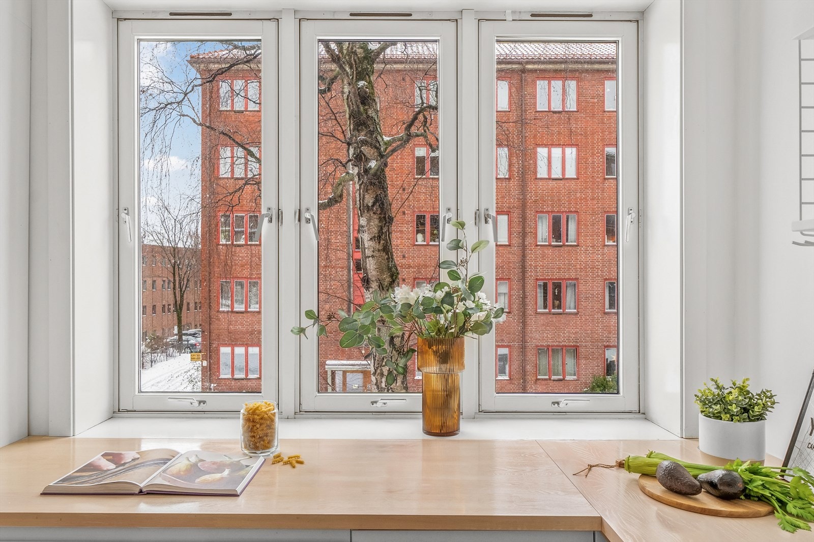 Kjøkkenet har store vindusflater som slipper inn rikelig mengder med naturlig lys inn i rommet. Galleribilde