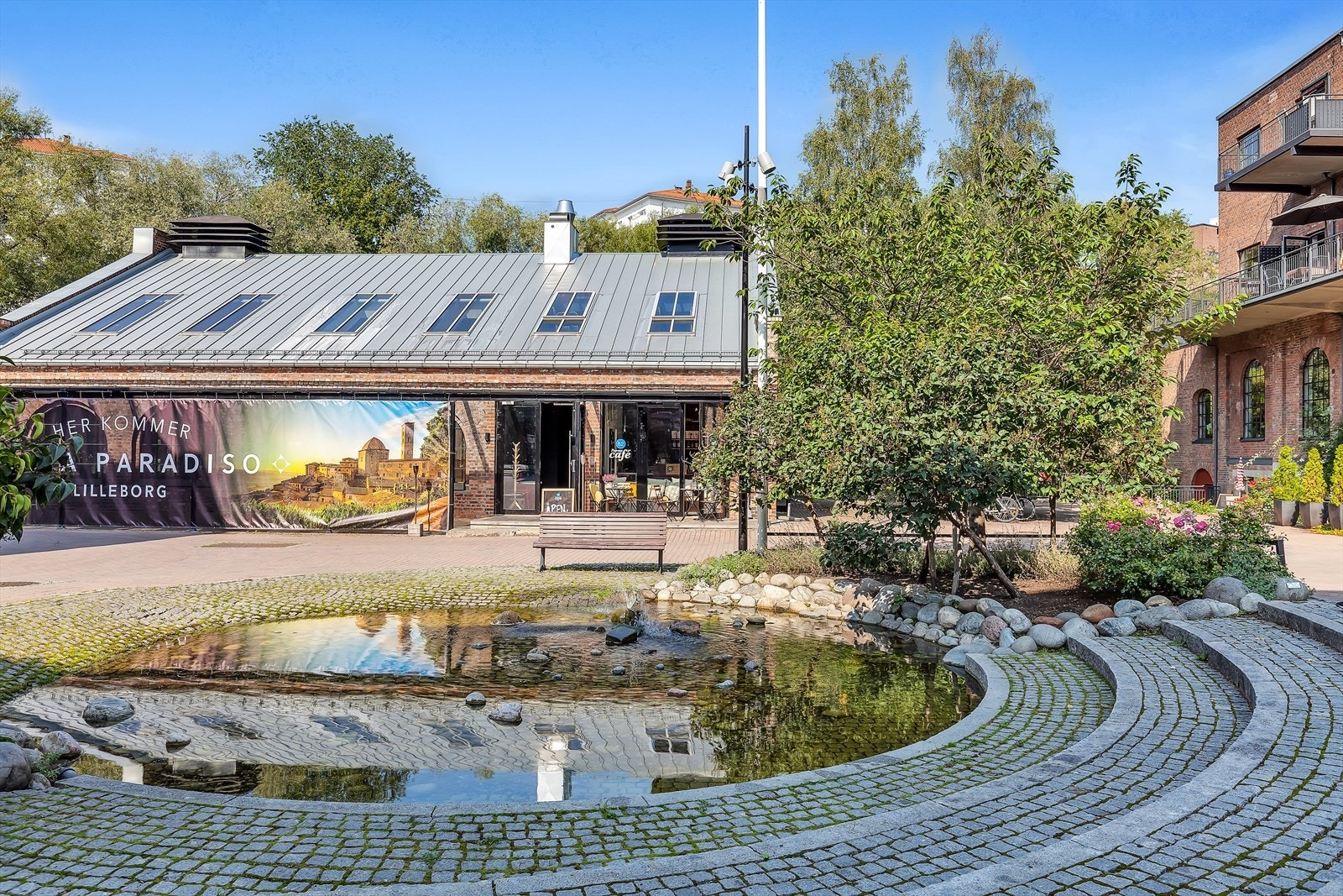 Mangfoldig og spennende kulturtilbud i området med blant annet Soria Moria, med konserter, bar/restaurant, teater og Ringen Kino. Galleribilde
