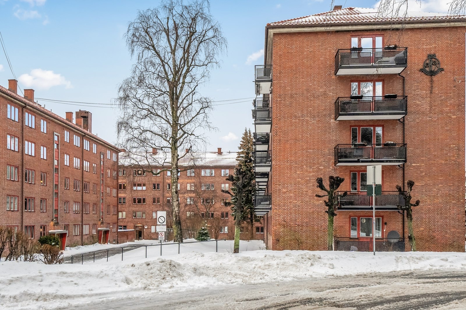 Det er innendørs sykkelparkering i bygget. Her bor man sentralt og rolig i et hyggelig nabolag. Galleribilde