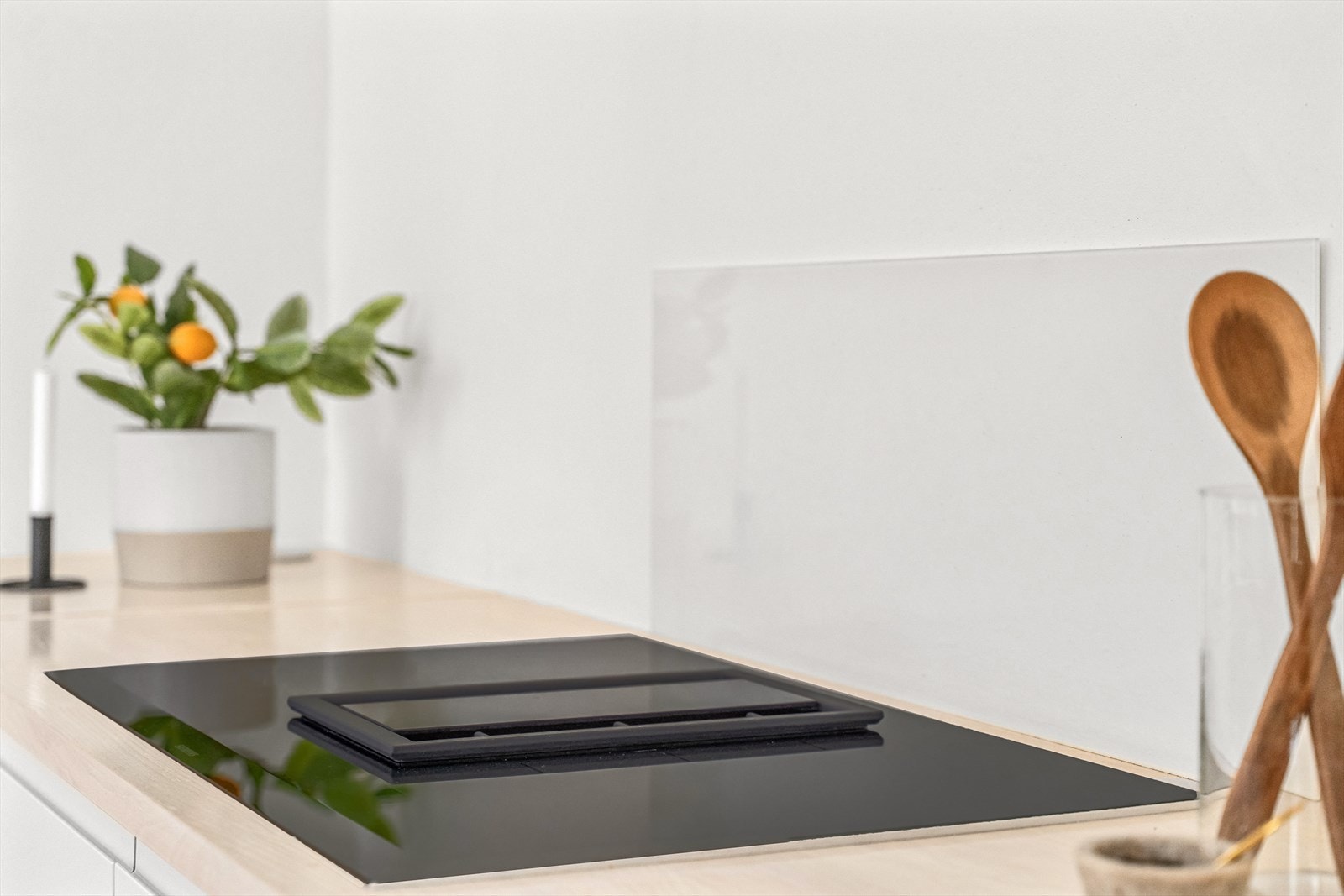 Kjøkkenventilator nedfelt i platetopp med kullfilter. Galleribilde