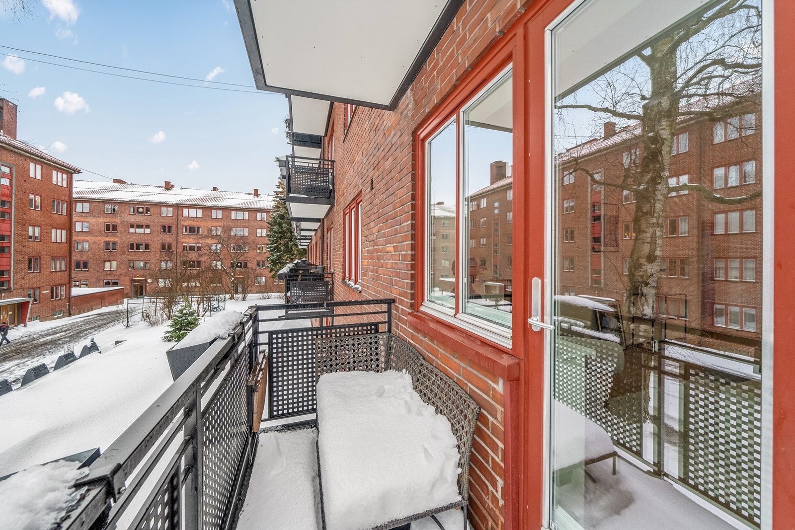 Leilighetens andre balkong er omtrent sør-vestvendt på 3,2kvm. Galleribilde