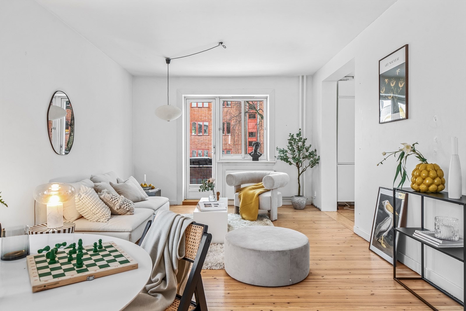 Lys og innbydende hjørneleilighet med utgang til to flotte balkonger. I stuen er det plissé gardiner som kan flyttes ovenfra og nedenfra. Galleribilde