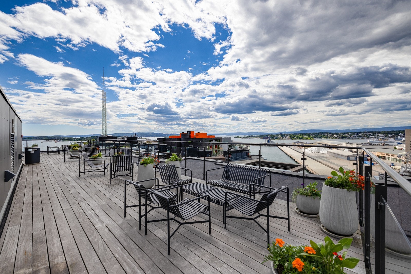 Felles takterrasse hvor man har fantastisk fjordutsikt og optimale solforhold. Galleribilde