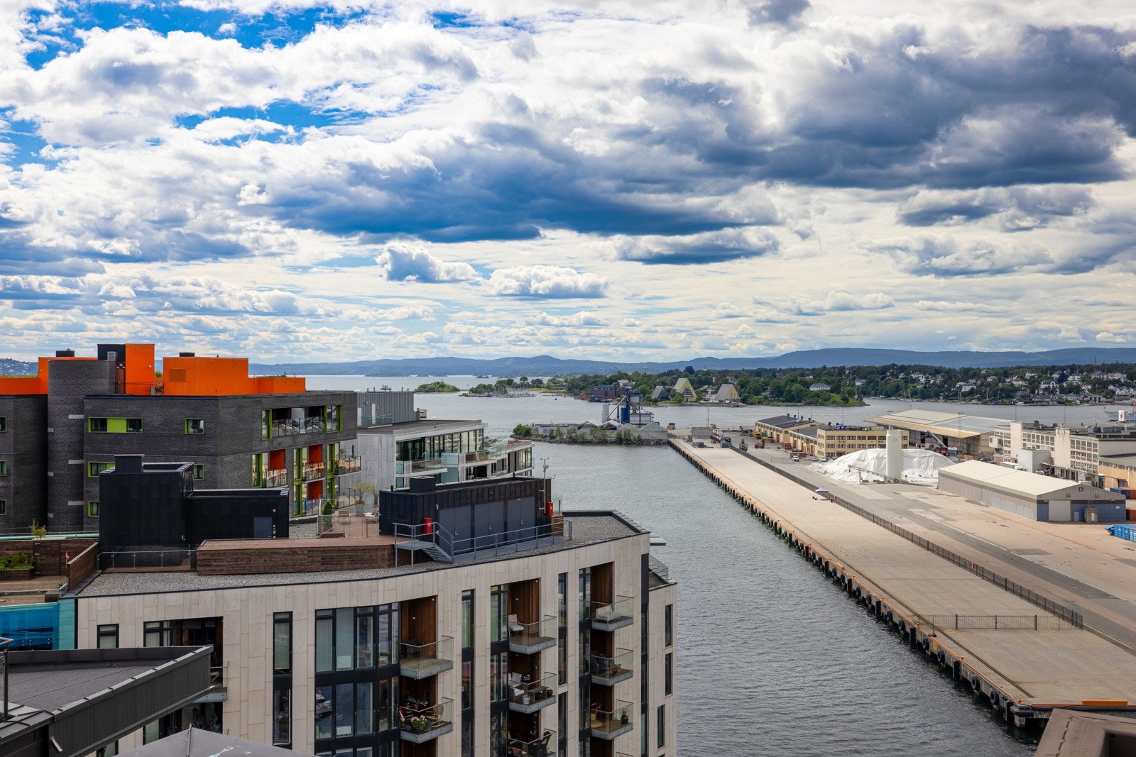 Nydelig utsikt i flere himmelretninger fra den store felles takterrassen. Galleribilde