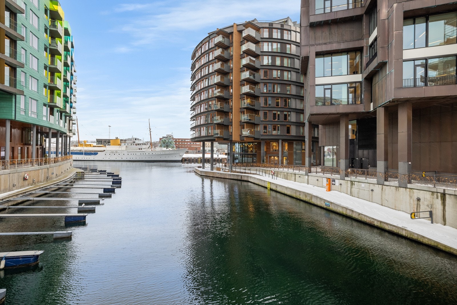 Båttrafikken på fjorden er nær og spennende og gjør at utsikten stadig er i endring. Galleribilde