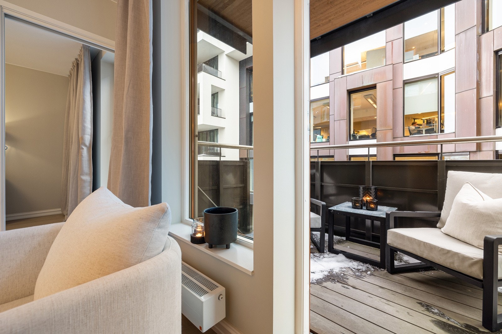 Fra stuen er det utgang til herlig, overbygget balkong med flott utsikt. Galleribilde