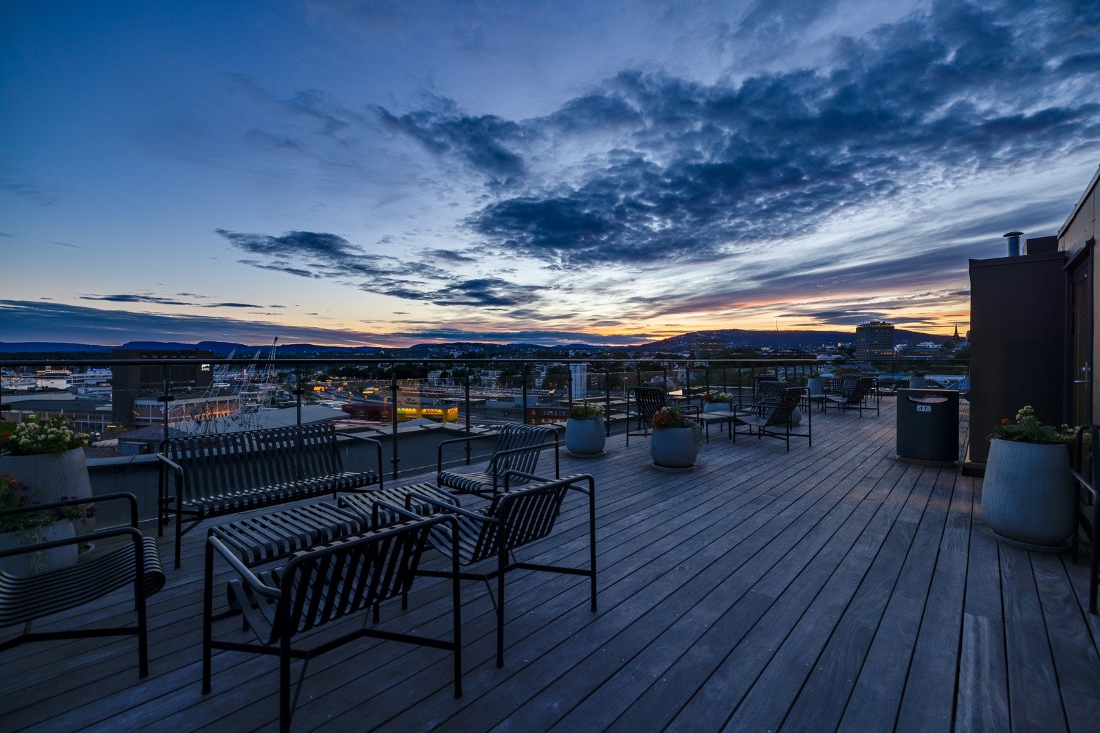 Takterrassen er meget romslig, og innehar flere fine sittegrupper som kan disponeres av beboerne. Galleribilde