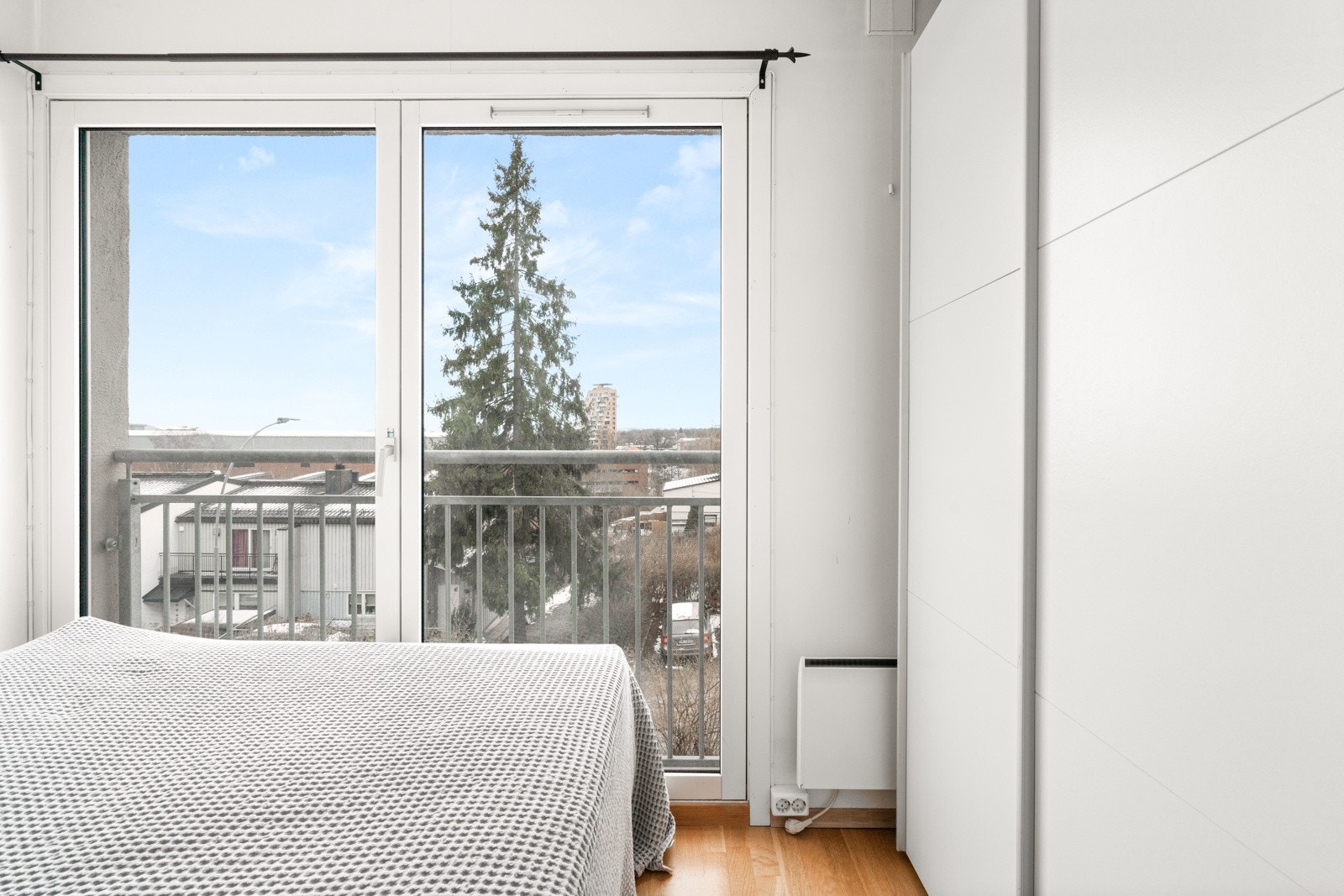 Rommet har en praktisk fransk balkong Galleribilde
