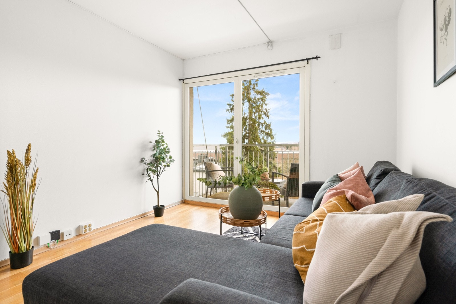 Den dobble balkongendøren kan åpnes helt opp slik at balkongen virker som en naturlig forlengelse av stuen Galleribilde