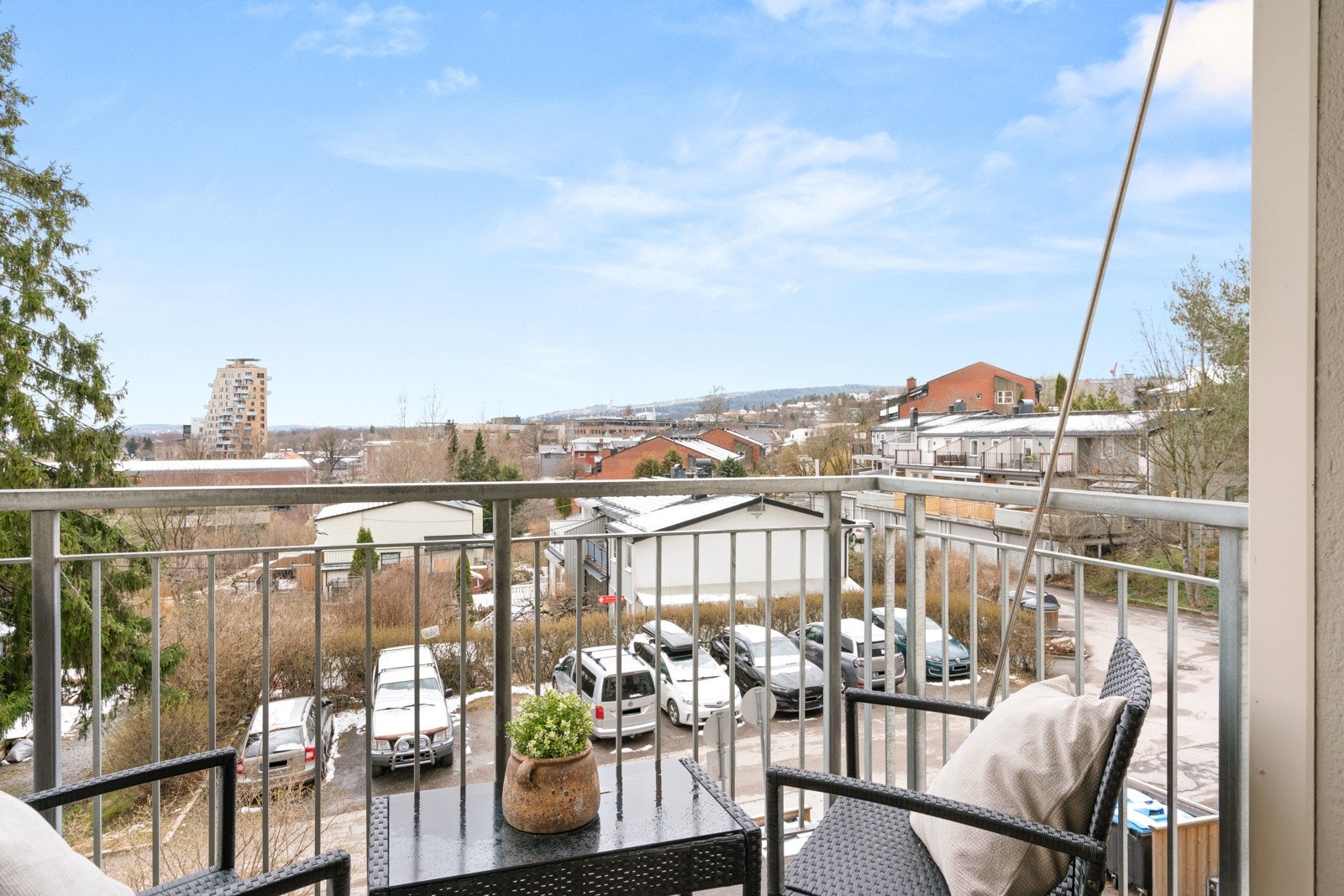Leiligheten ligger i byggets 2.etasje og har heisadkomst Galleribilde