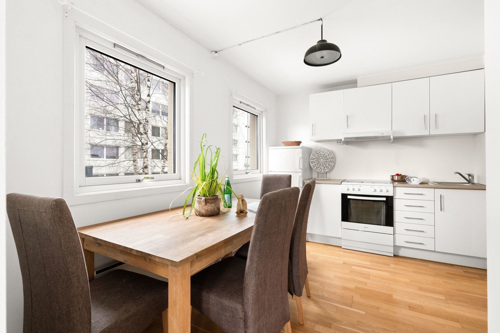 Det er plass til spisebord lang veggen Galleribilde