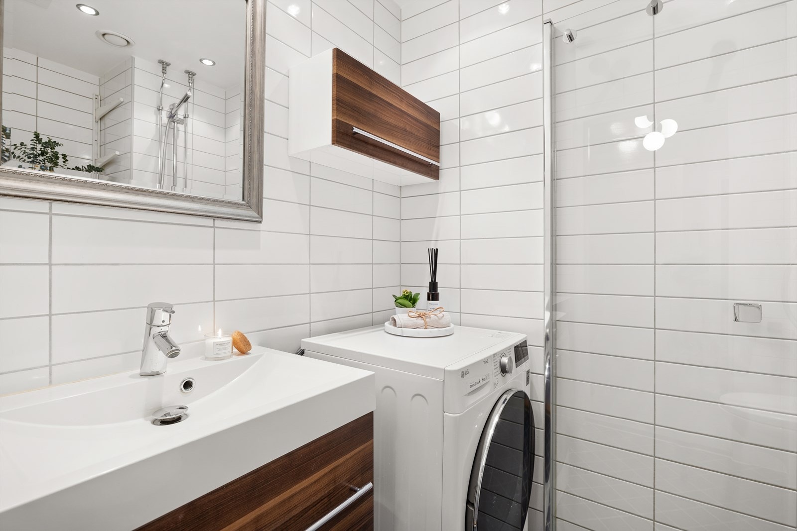 Her finner du alt du trenger av baderomsinnredning, samt opplegg for vaskemaskin, som gjør hverdagen enklere og mer praktisk. Galleribilde