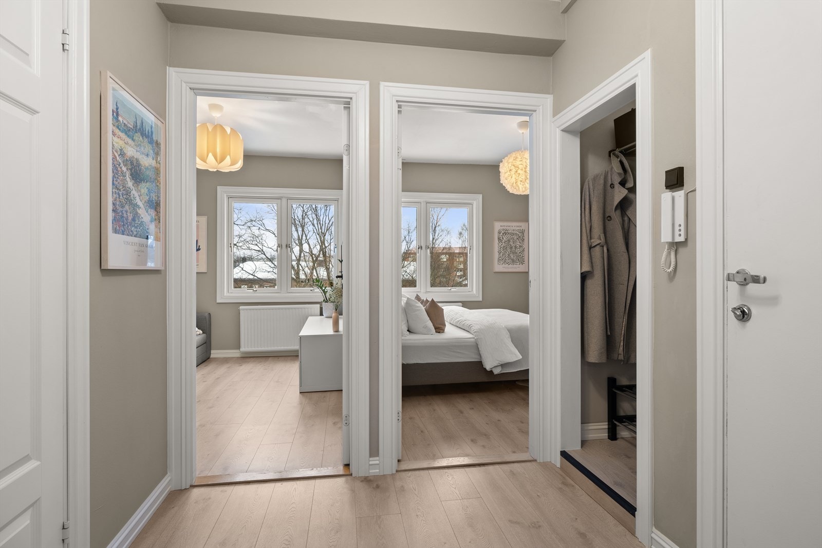 Adkomst til boligens to soverom fra entréen. Galleribilde