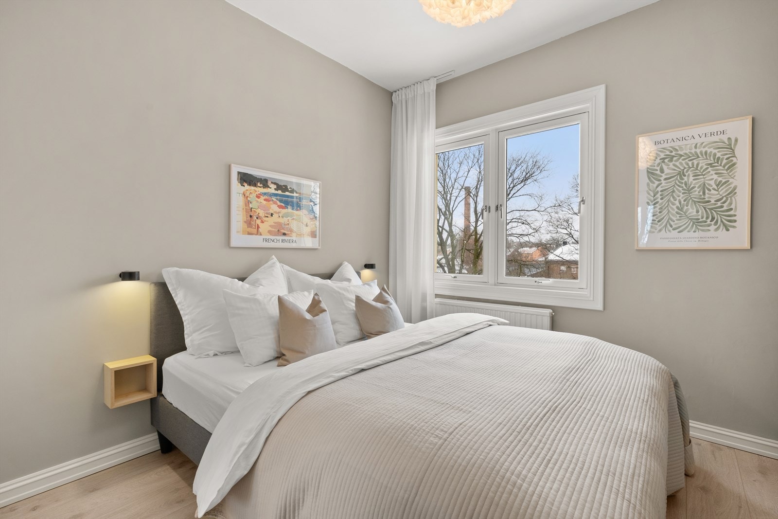 Hovedsoverommet er malt i en lun beige farge, som skaper en varm og rolig atmosfære, og har god plass til en stor dobbeltseng og nattbord. Galleribilde